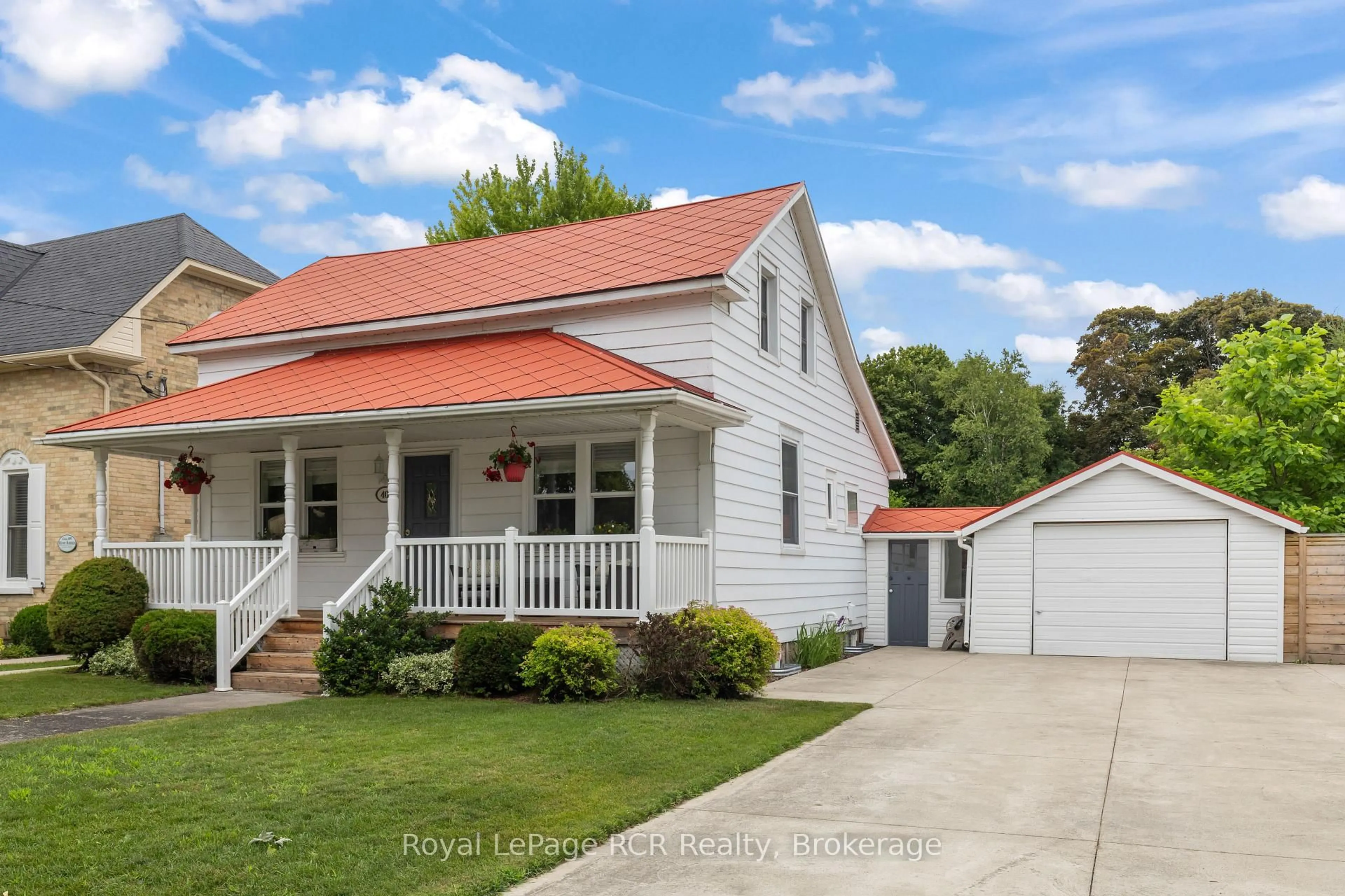 Home with vinyl exterior material, street for 40 Grosvenor St, Saugeen Shores Ontario N0H 2L0