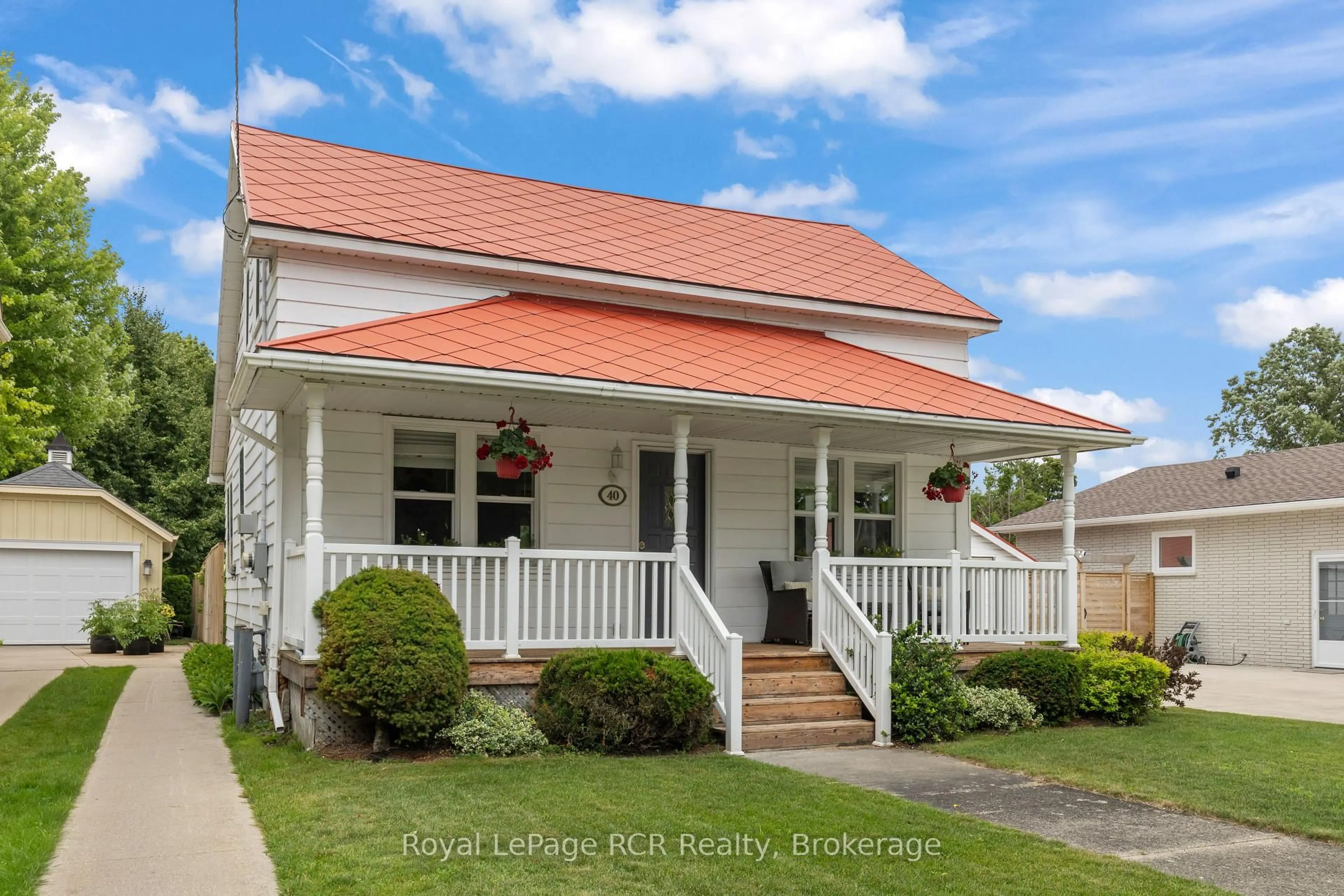 Home with vinyl exterior material, street for 40 Grosvenor St, Saugeen Shores Ontario N0H 2L0