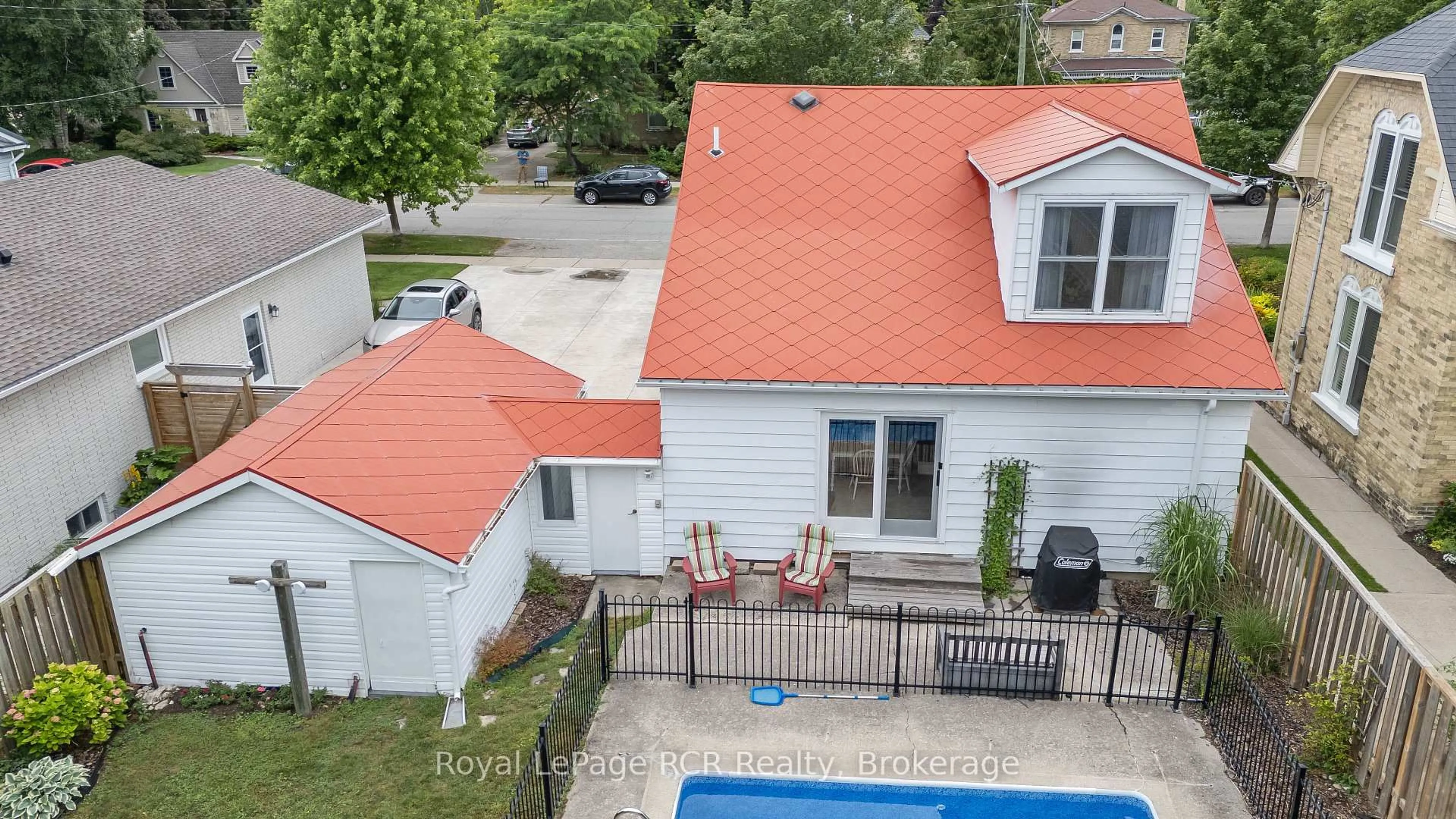 A pic from outside/outdoor area/front of a property/back of a property/a pic from drone, city buildings view from balcony for 40 Grosvenor St, Saugeen Shores Ontario N0H 2L0