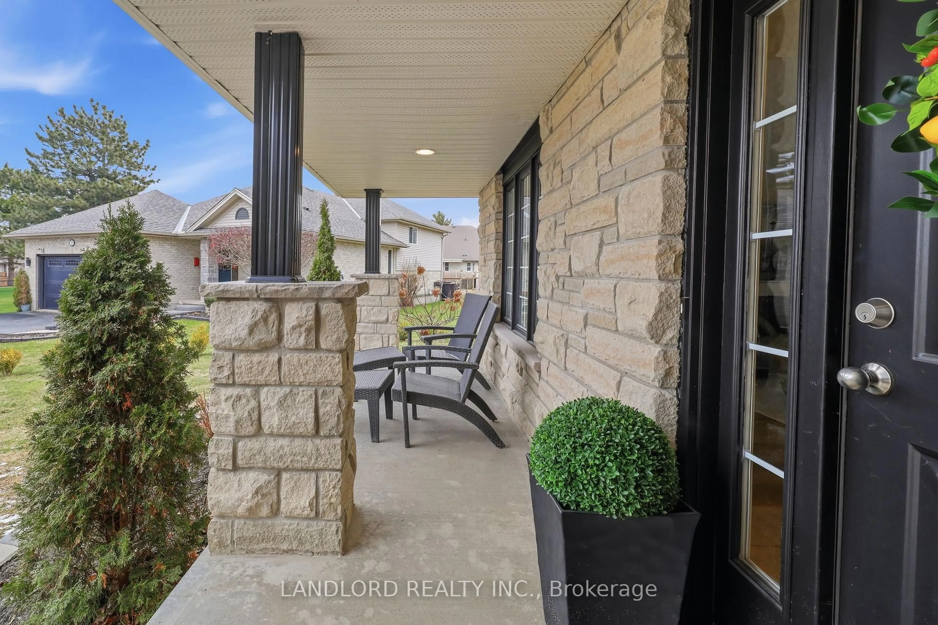 Patio, street for 16 Windemere Pl, St. Thomas Ontario N5R 6H3