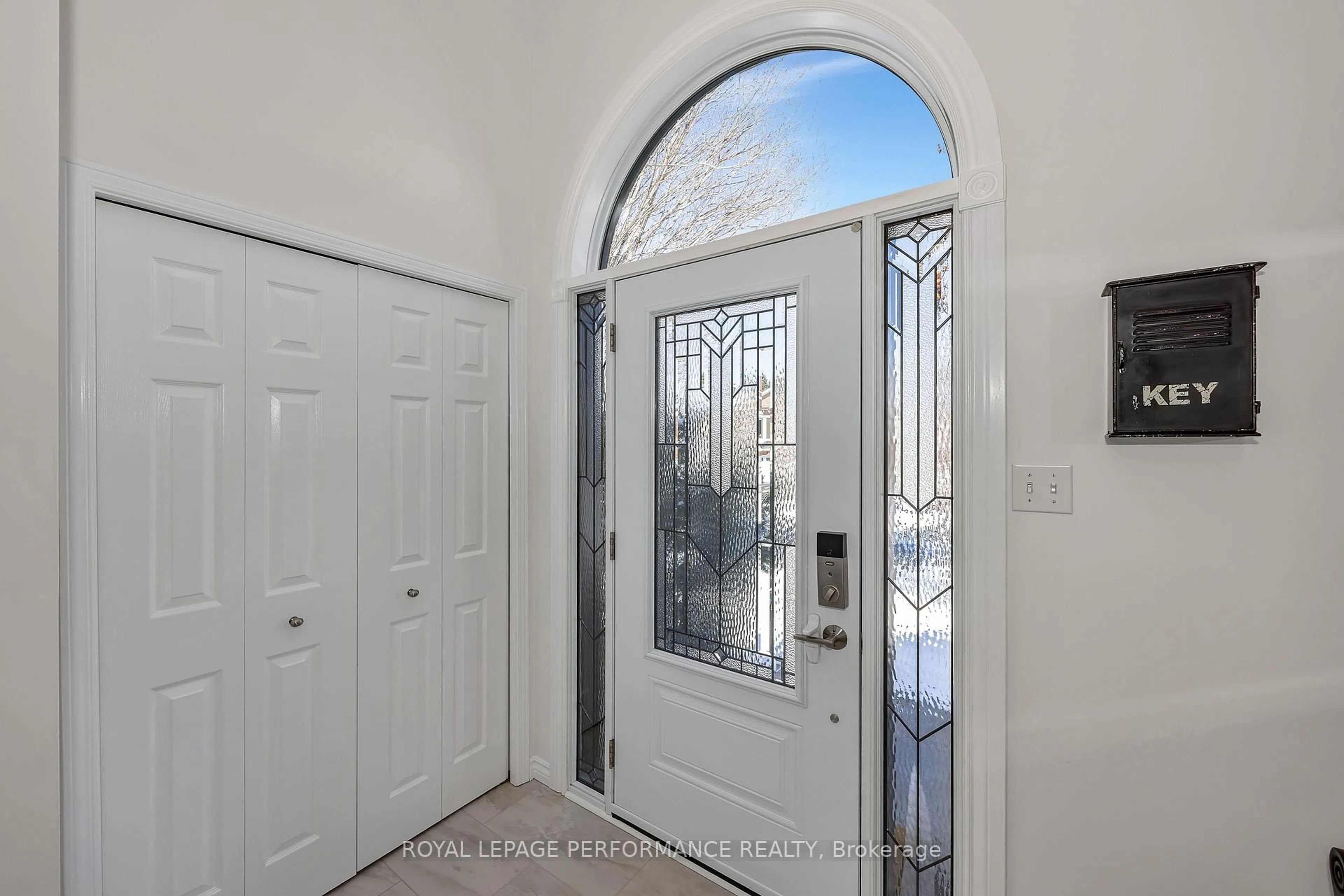 Indoor entryway for 16 Montana Way, Ottawa Ontario K2J 4M5