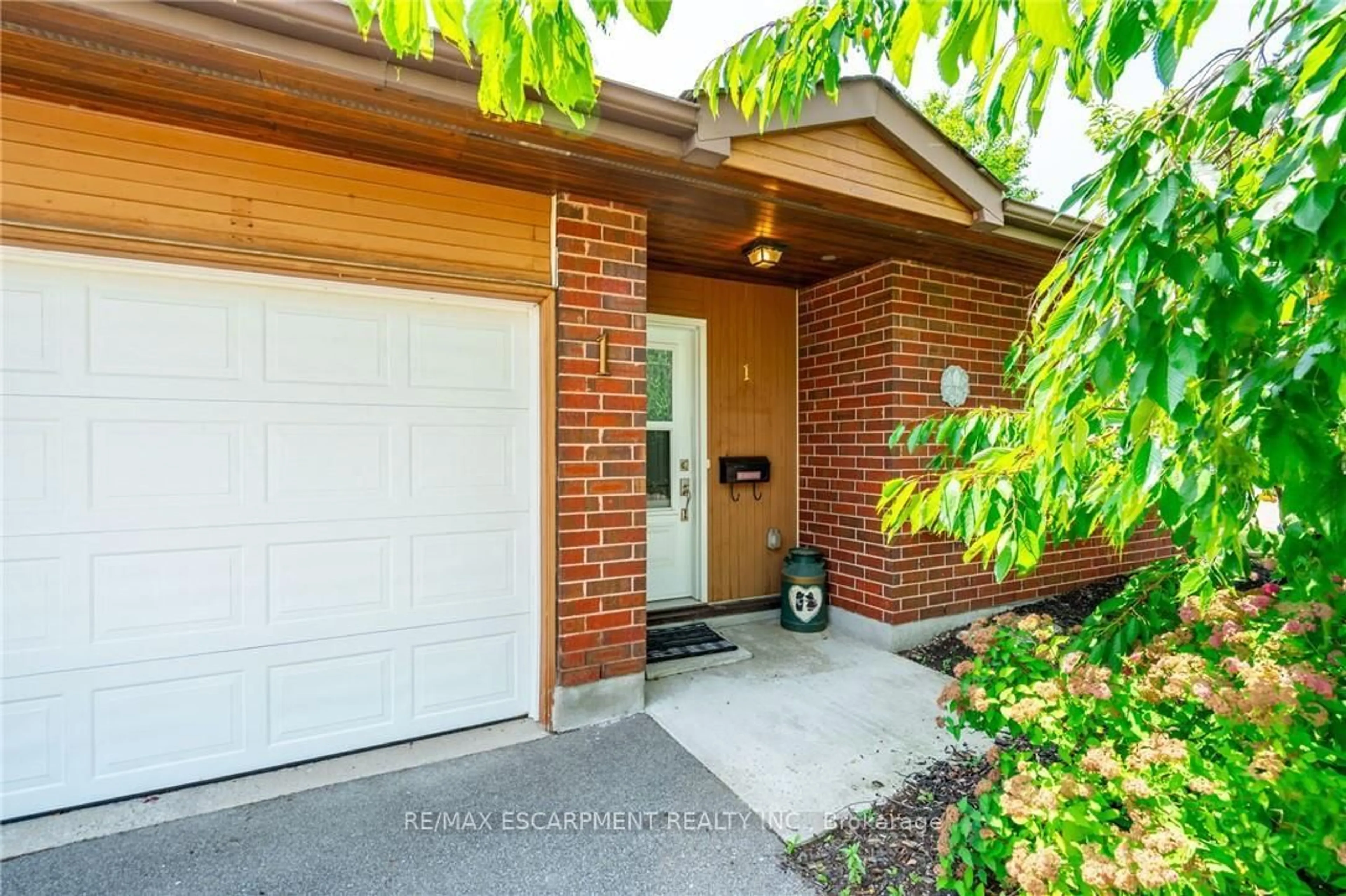 Unknown for 1 Archdeacon Clark Tr, Hamilton Ontario L9B 2M2