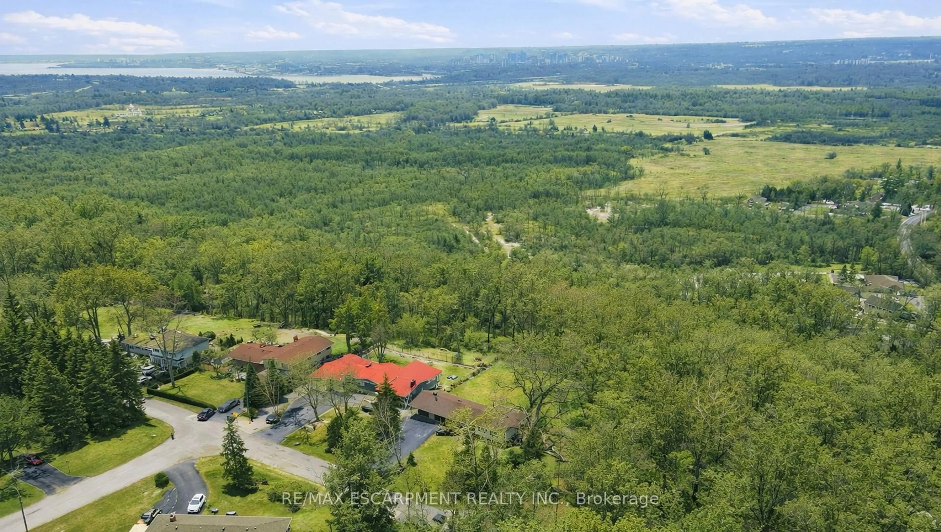 A pic from outside/outdoor area/front of a property/back of a property/a pic from drone, unknown for 1 Thorncrest Blvd, Hamilton Ontario L9H 7L1