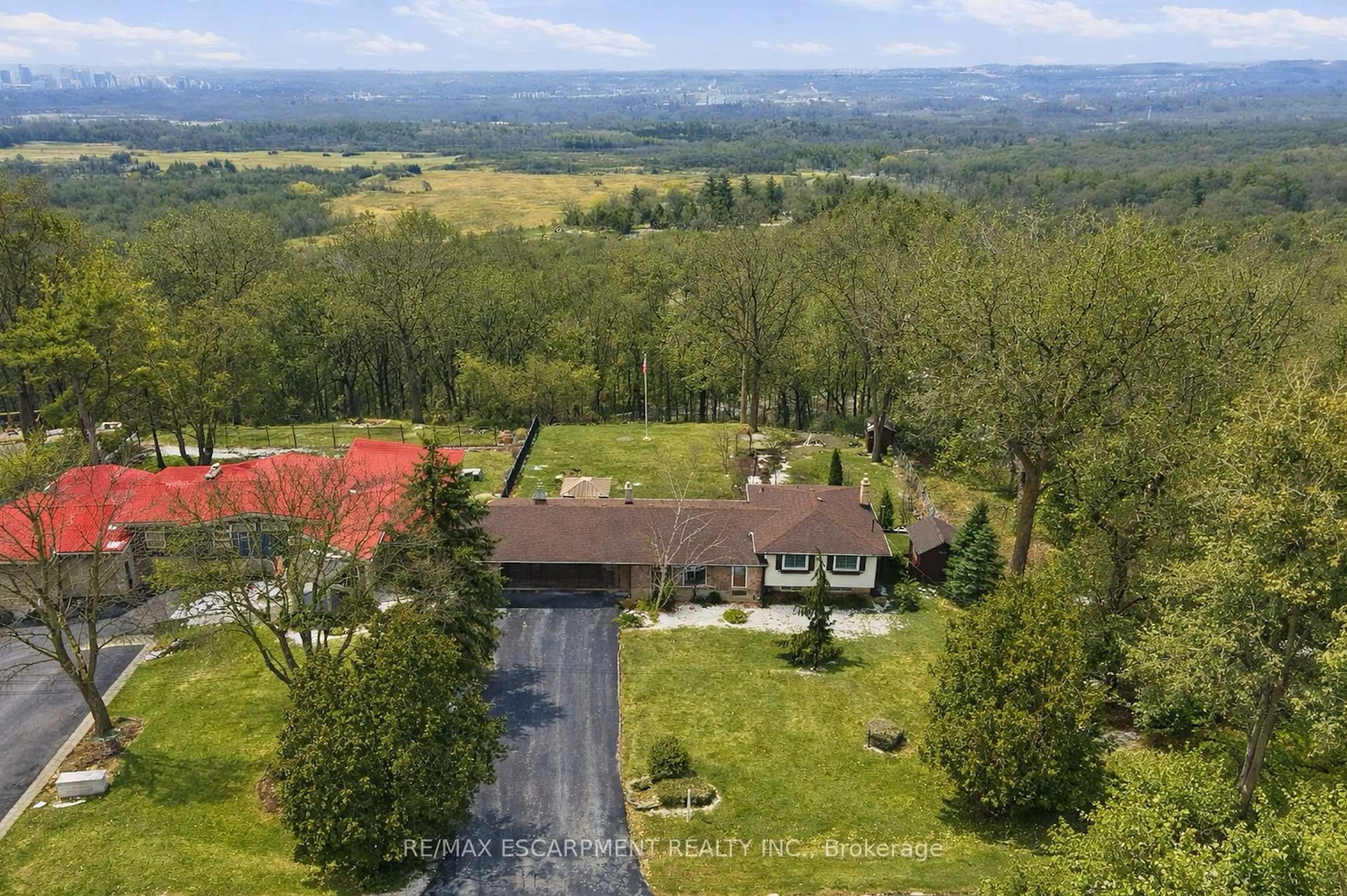 A pic from outside/outdoor area/front of a property/back of a property/a pic from drone, mountain view for 1 Thorncrest Blvd, Hamilton Ontario L9H 7L1