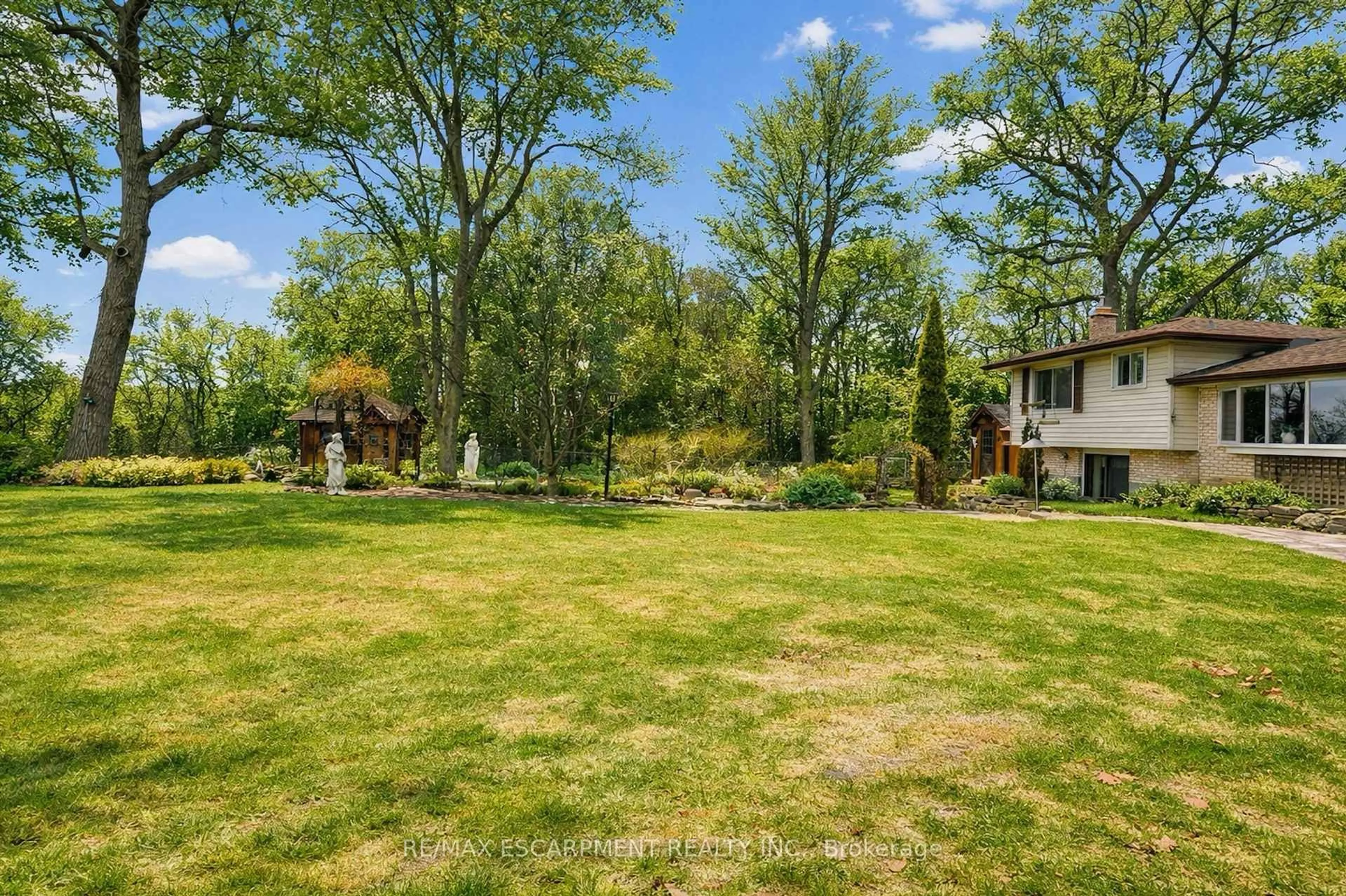 A pic from outside/outdoor area/front of a property/back of a property/a pic from drone, forest/trees view for 1 Thorncrest Blvd, Hamilton Ontario L9H 7L1