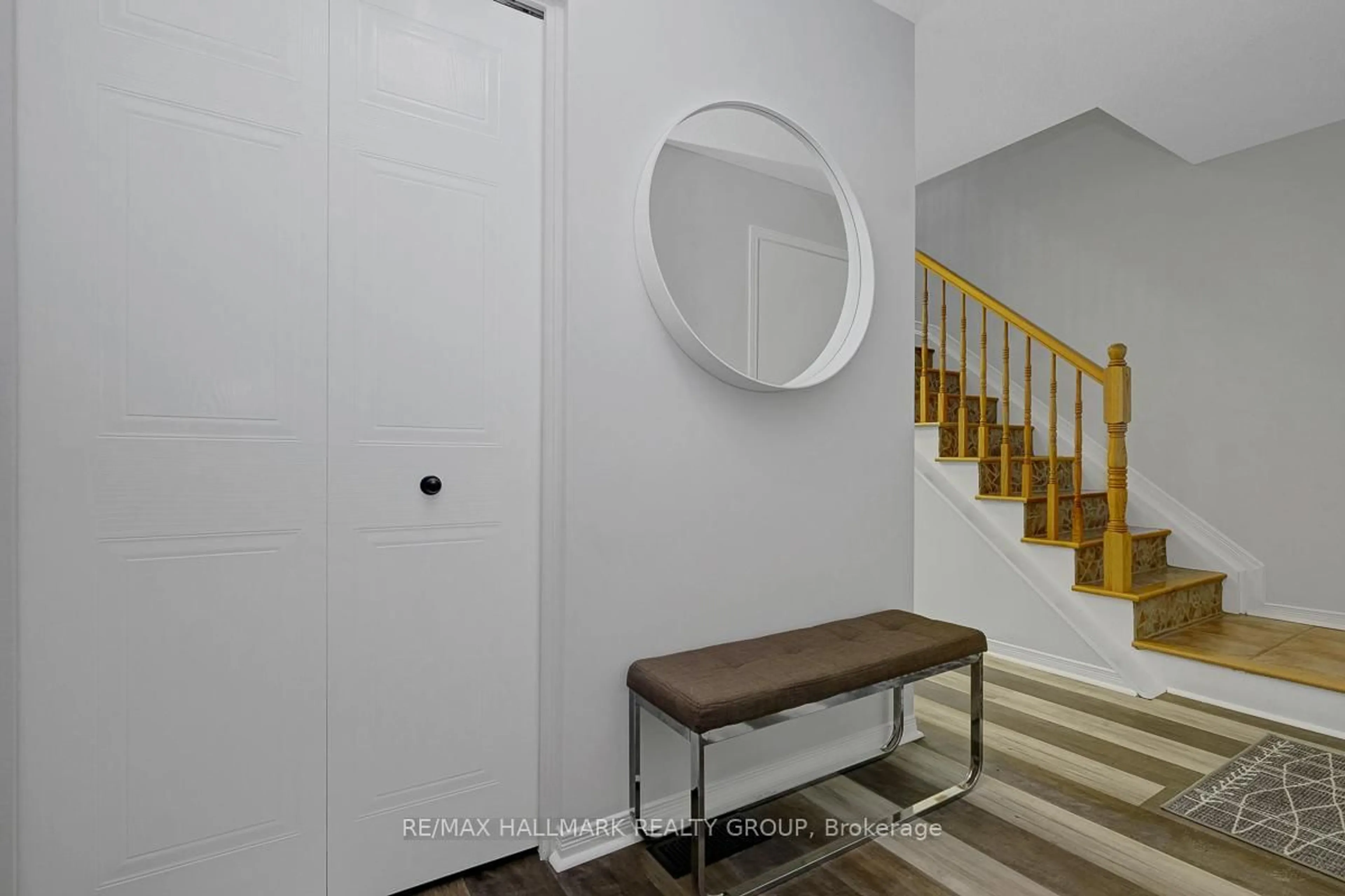 Indoor entryway for 1 Rothbury Cres, Ottawa Ontario K1K 4N4