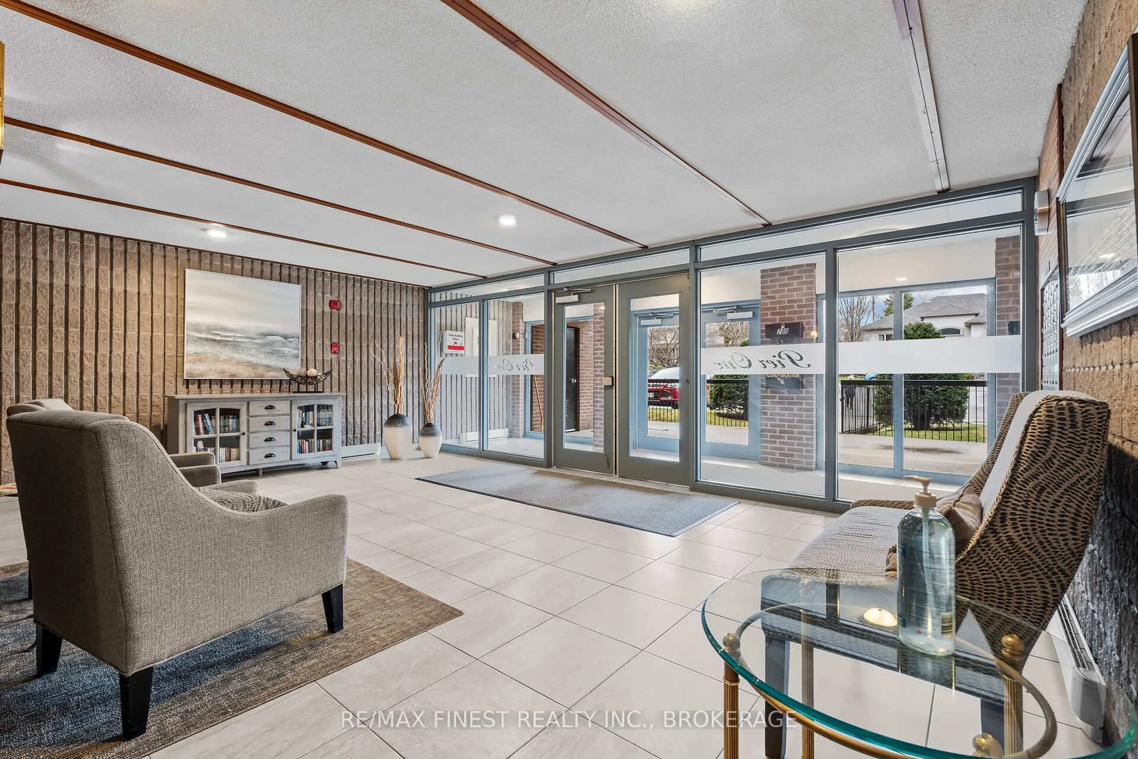 Indoor foyer for 610 William St #601, Gananoque Ontario K7G 3A4