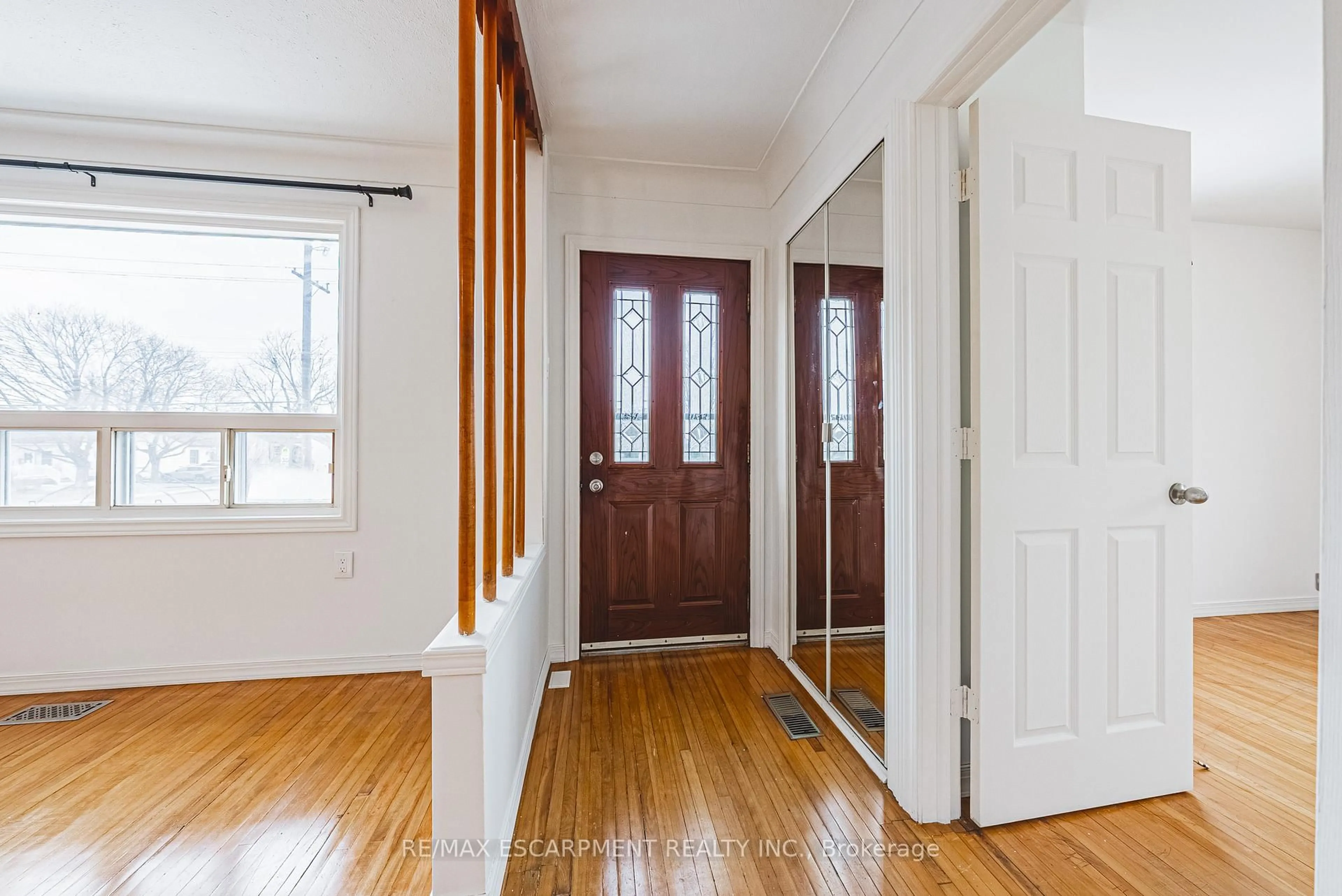 Indoor entryway for 1124 Dunsmure Rd, Hamilton Ontario L8H 1K5
