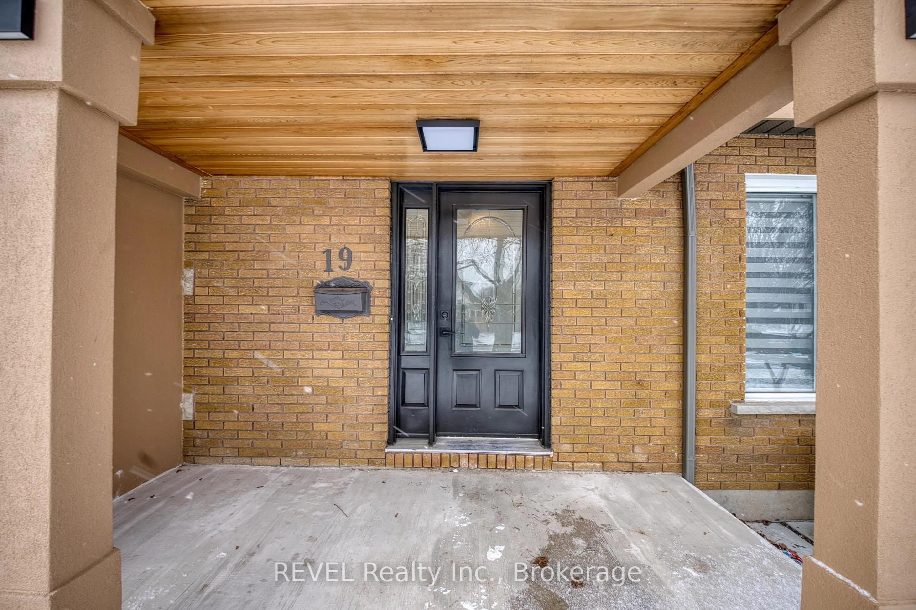 Indoor entryway for 19 Claremount Circ, Welland Ontario L3C 2P4