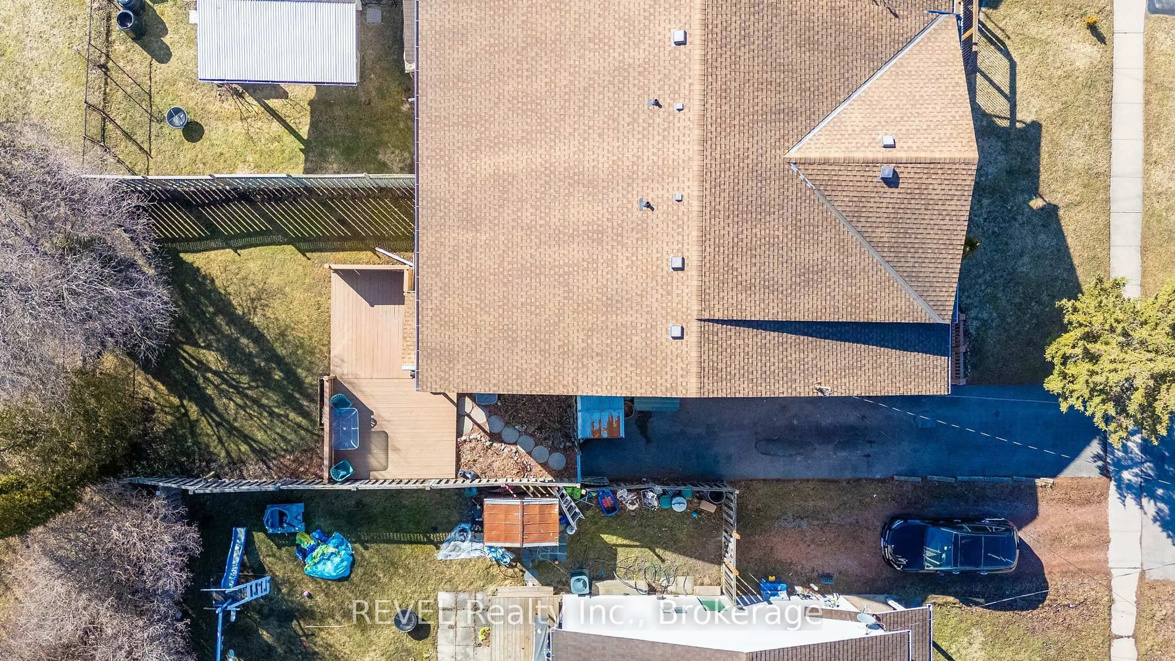 A pic from outside/outdoor area/front of a property/back of a property/a pic from drone, city buildings view from balcony for 113 Commercial St, Welland Ontario L3B 5Z1
