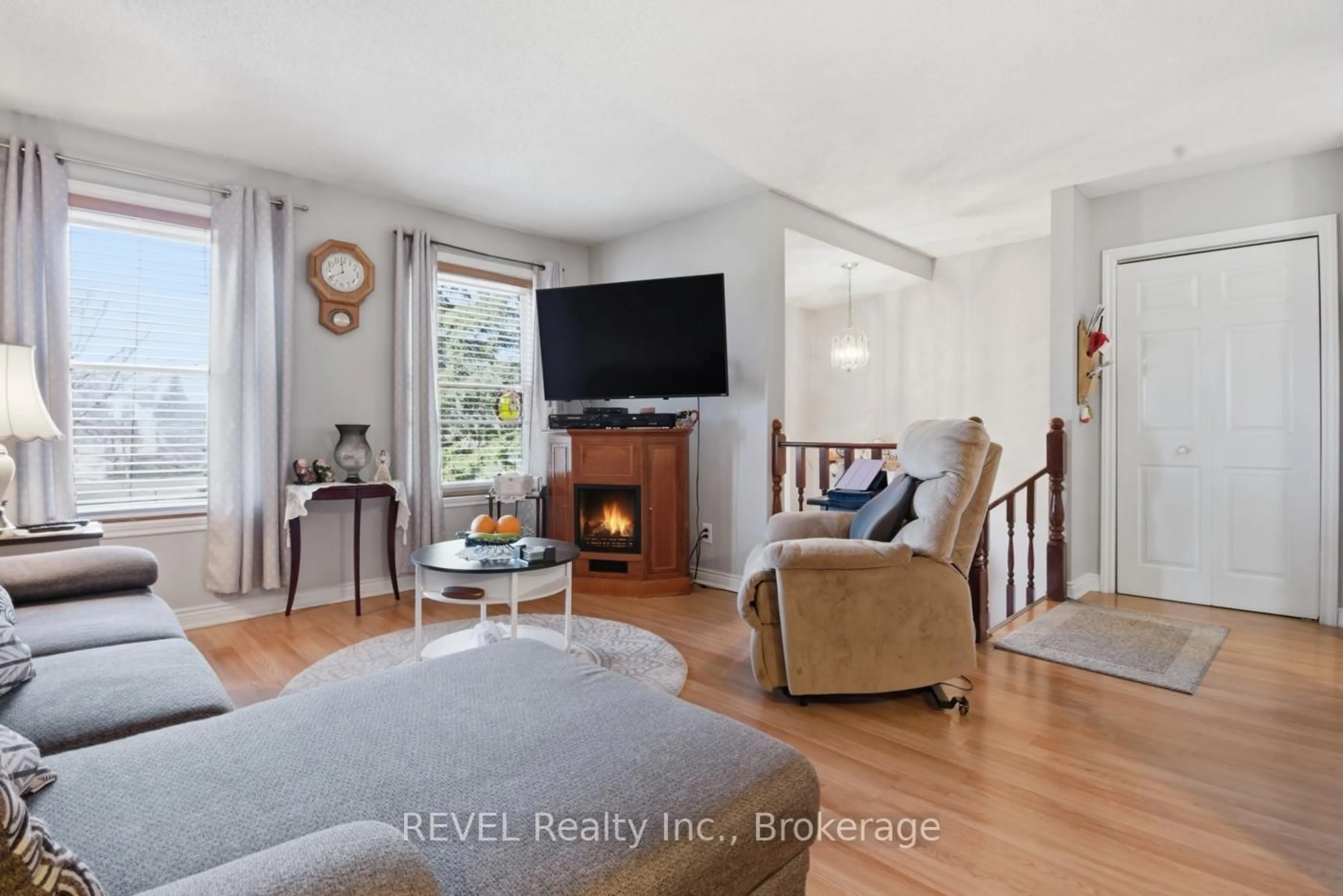 Living room with furniture, unknown for 113 Commercial St, Welland Ontario L3B 5Z1