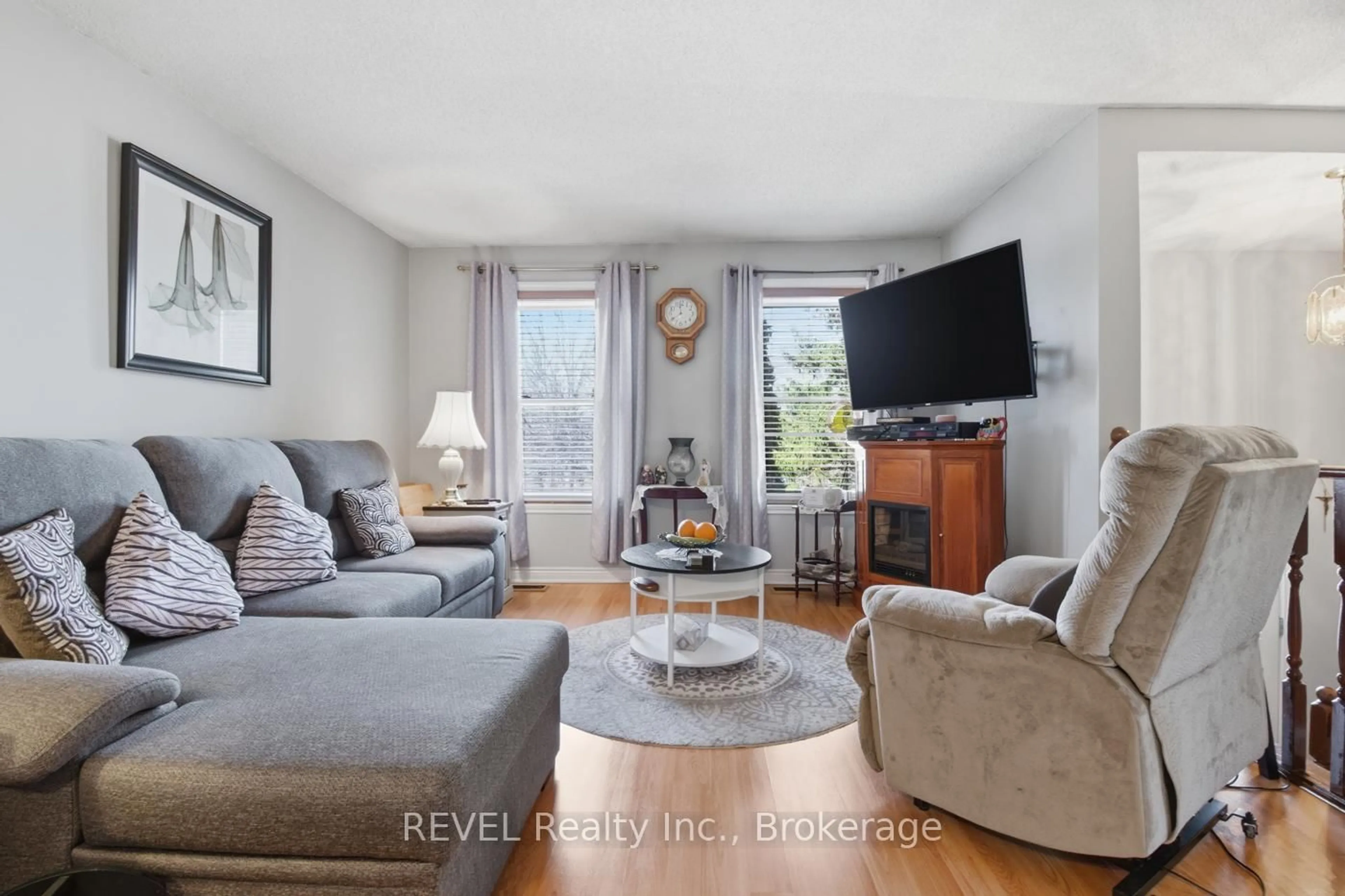 Living room with furniture, unknown for 113 Commercial St, Welland Ontario L3B 5Z1