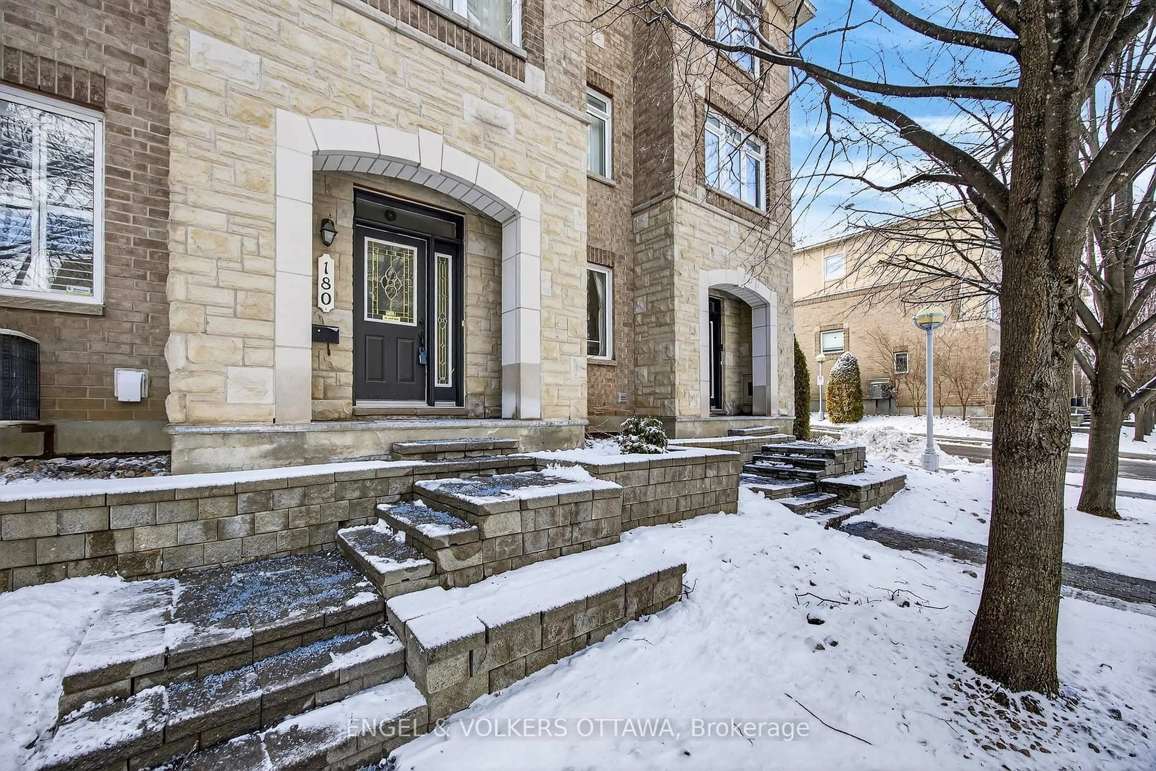 Unknown for 180 Lanark Ave, Ottawa Ontario K1Z 1E5