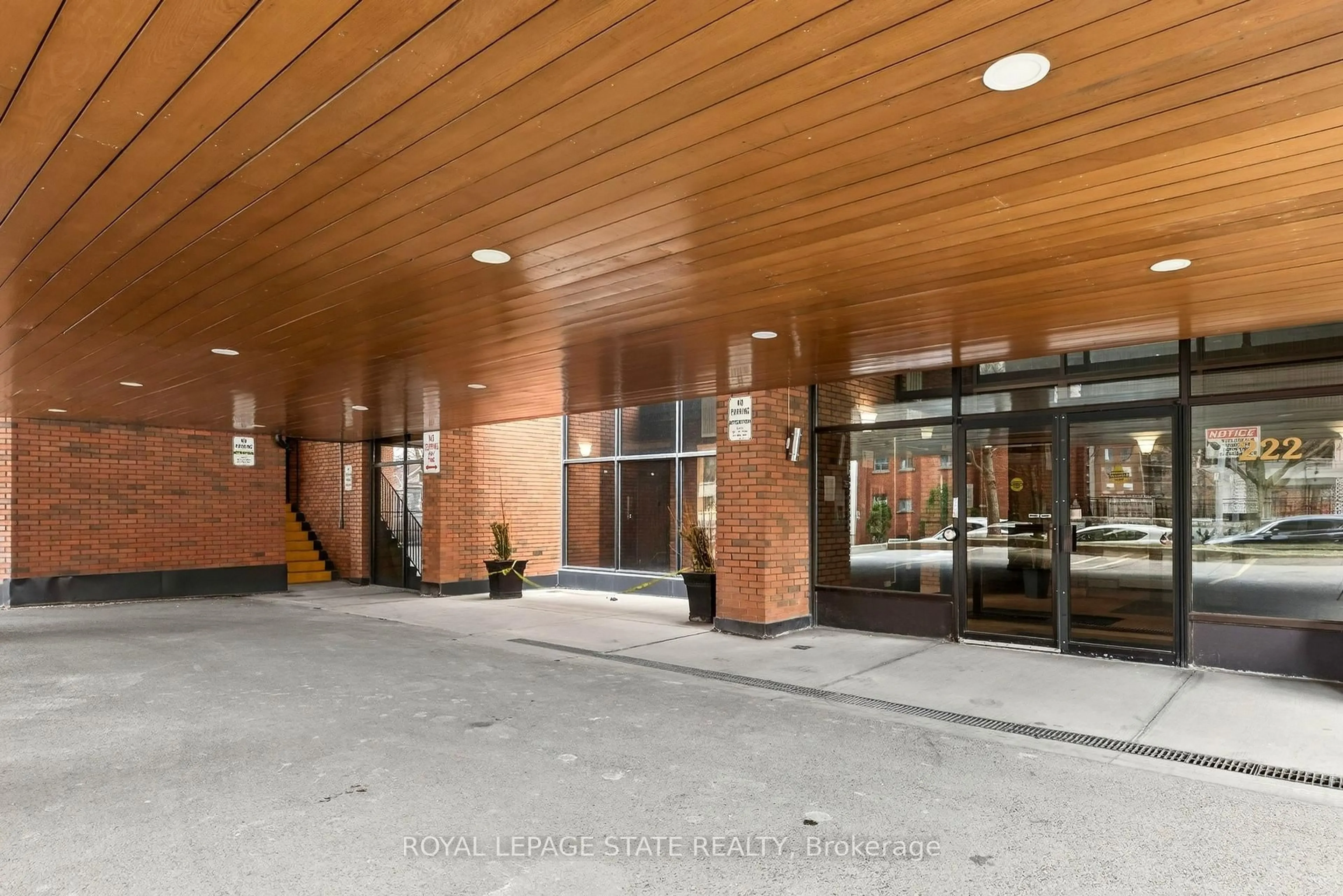 Indoor foyer for 222 Jackson St #1003, Hamilton Ontario L8P 4S5