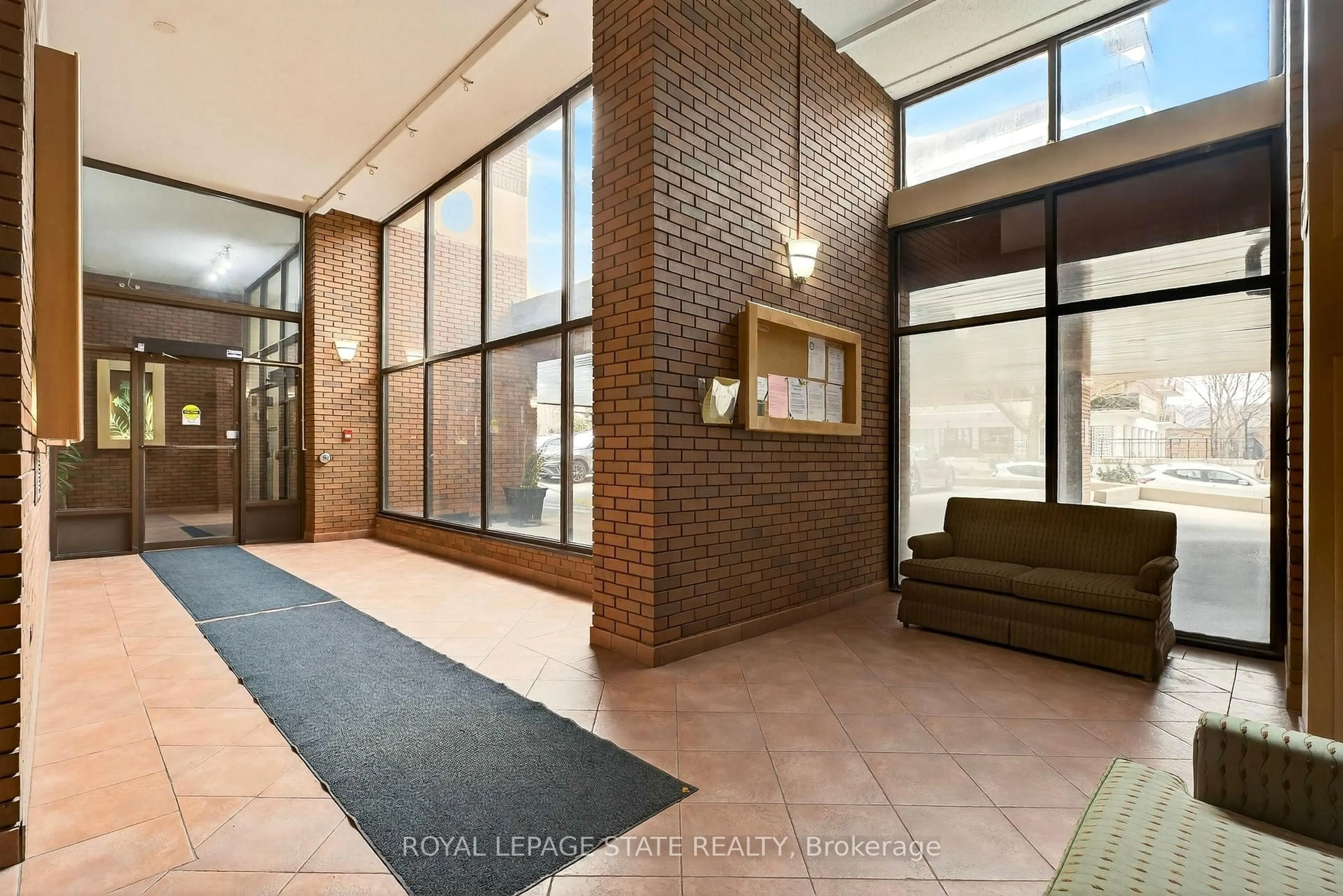 Indoor foyer for 222 Jackson St #1003, Hamilton Ontario L8P 4S5