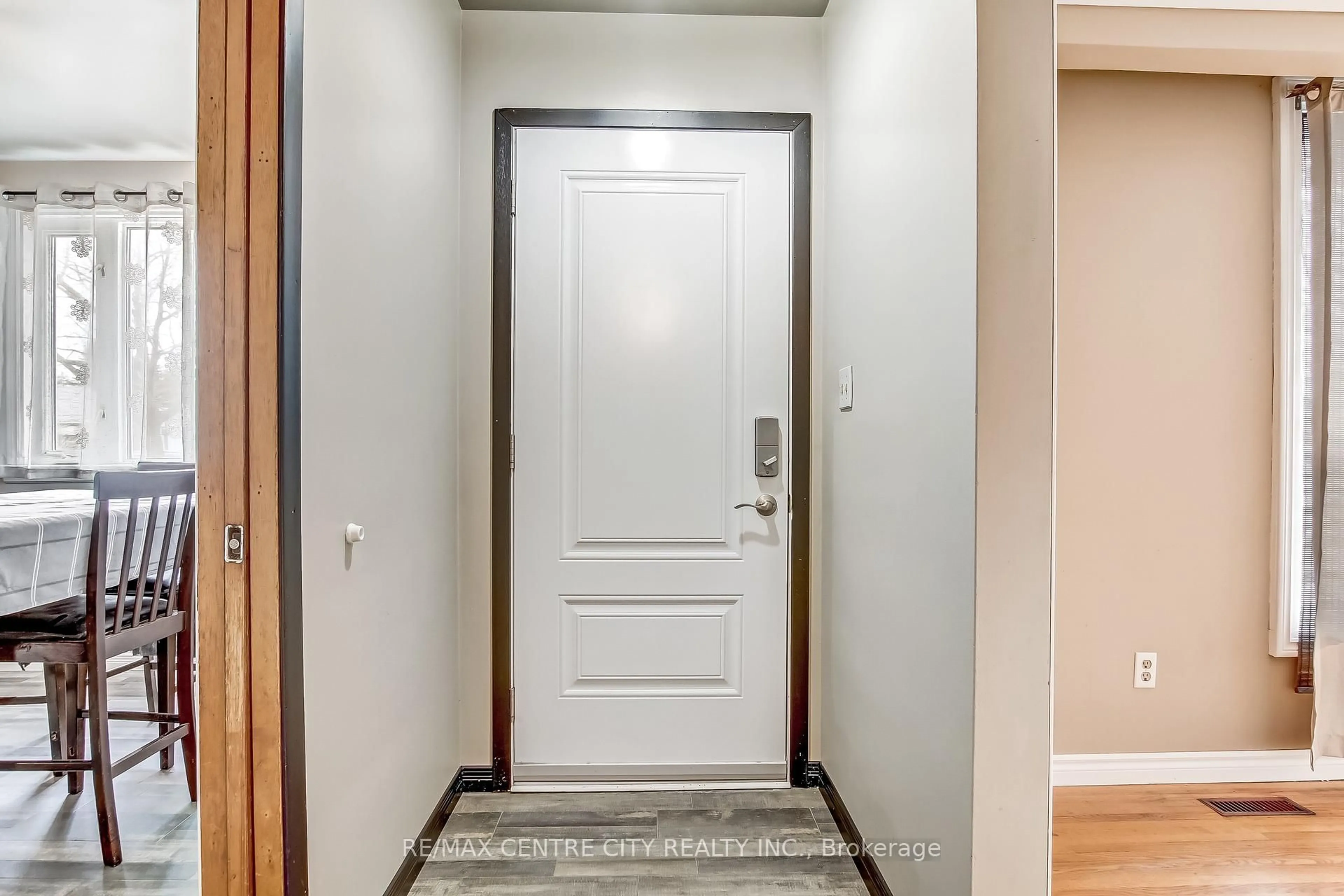 Indoor entryway for 124 Fairview Ave, St. Thomas Ontario N5R 4X6
