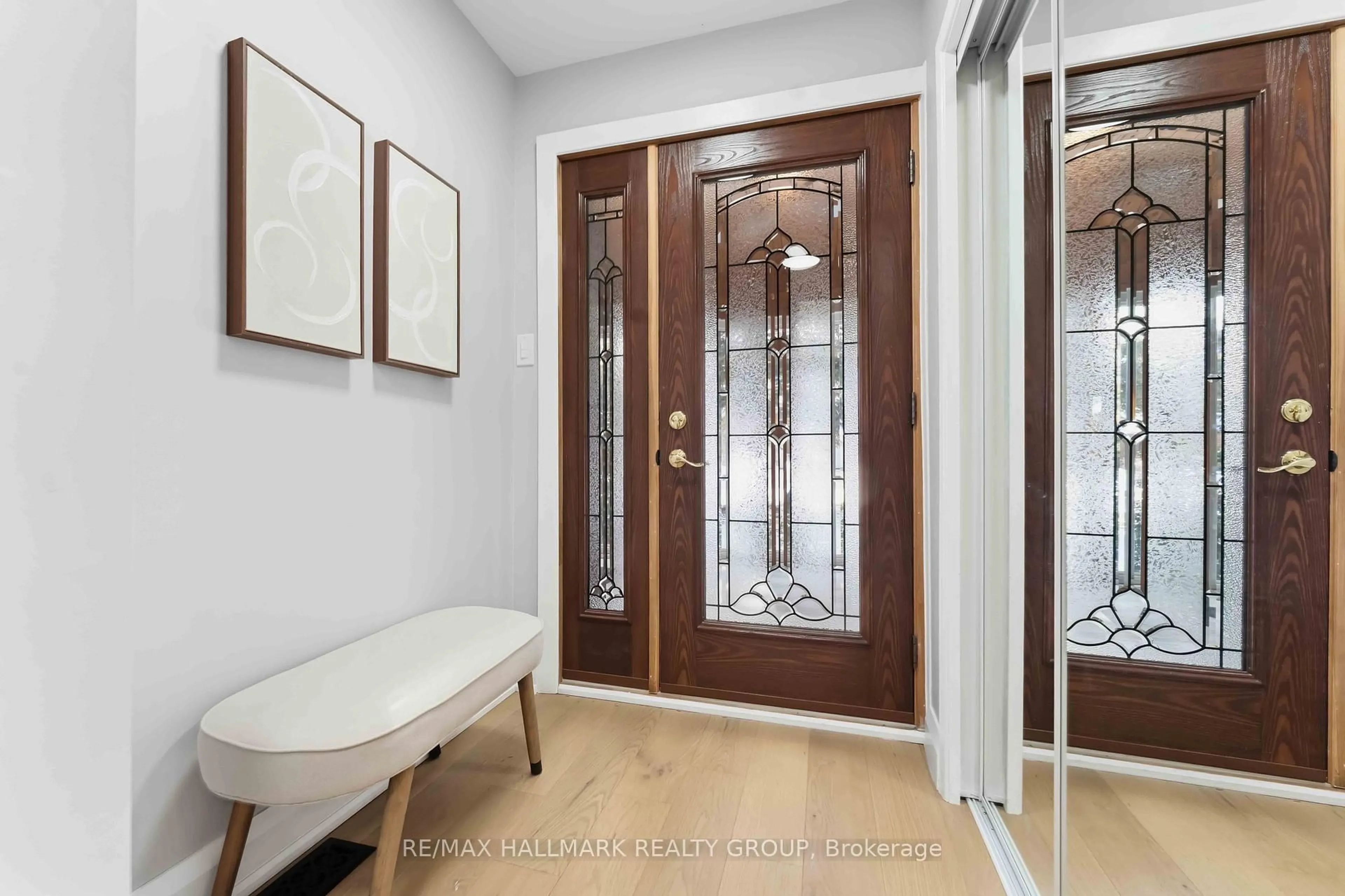 Indoor entryway for 19 Kingsford Cres, Ottawa Ontario K2K 1T5