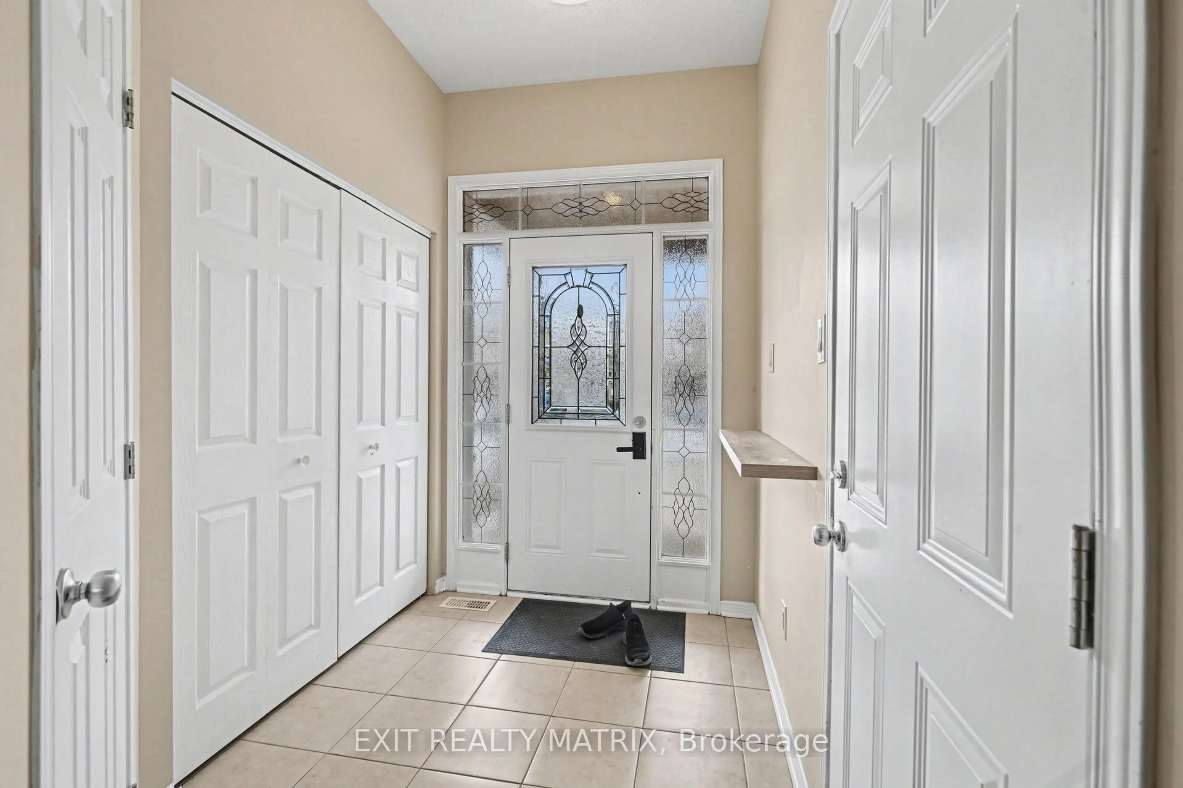 Indoor entryway for 233 Losino Cres, Ottawa Ontario K2V 0E4