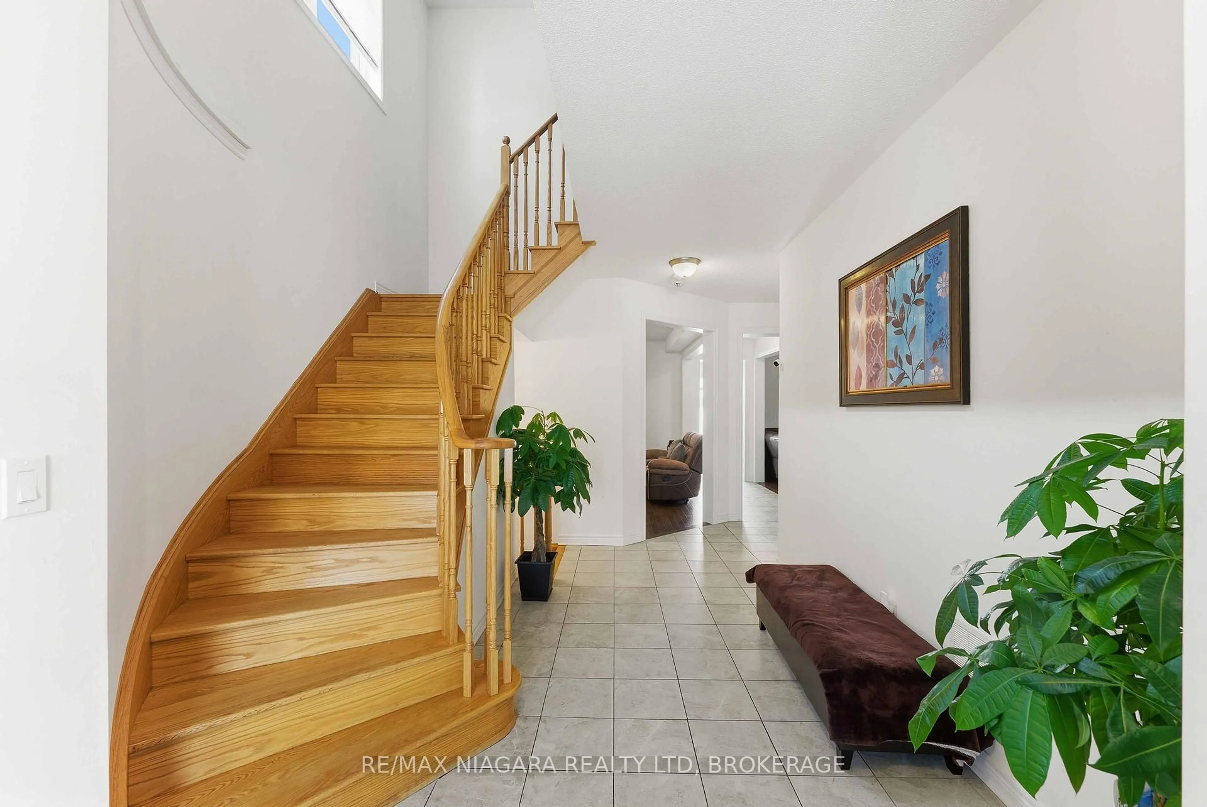 Indoor foyer for 91 Homestead Way, Thorold Ontario L2V 0B7