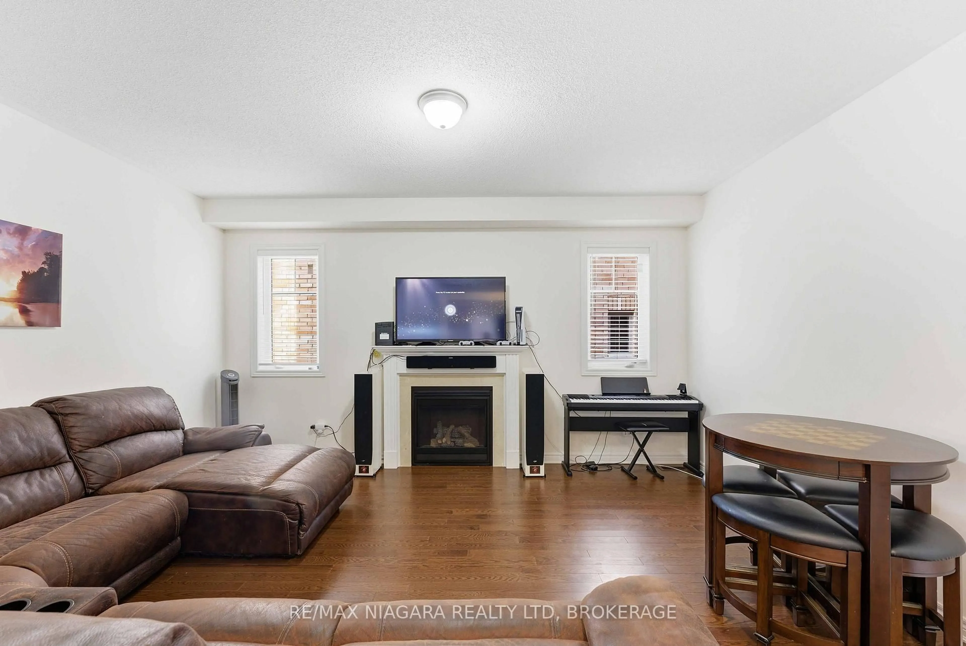 Living room with furniture, unknown for 91 Homestead Way, Thorold Ontario L2V 0B7