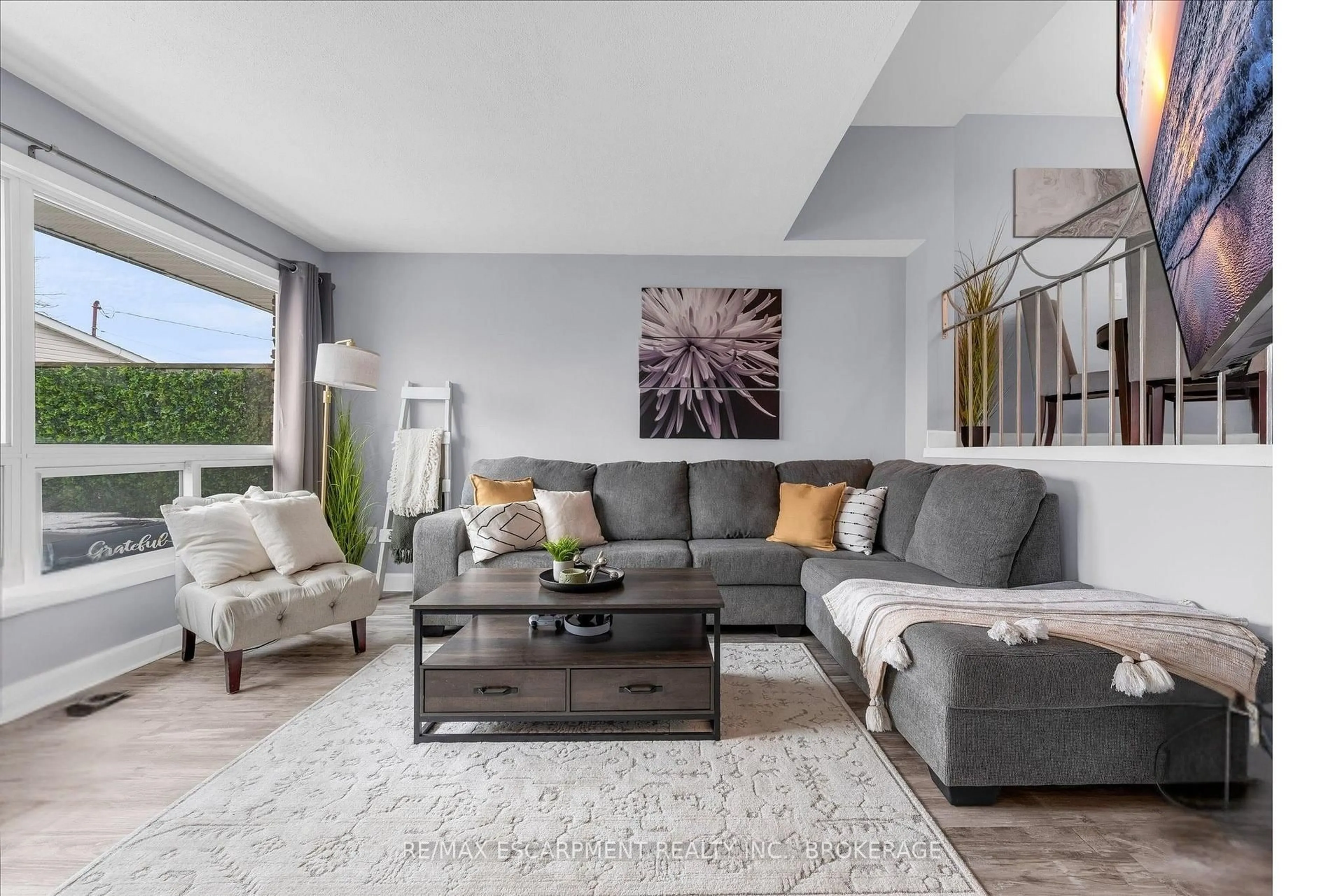 Living room with furniture, unknown for 5 Viking Crt #301, Grimsby Ontario L3M 3T8