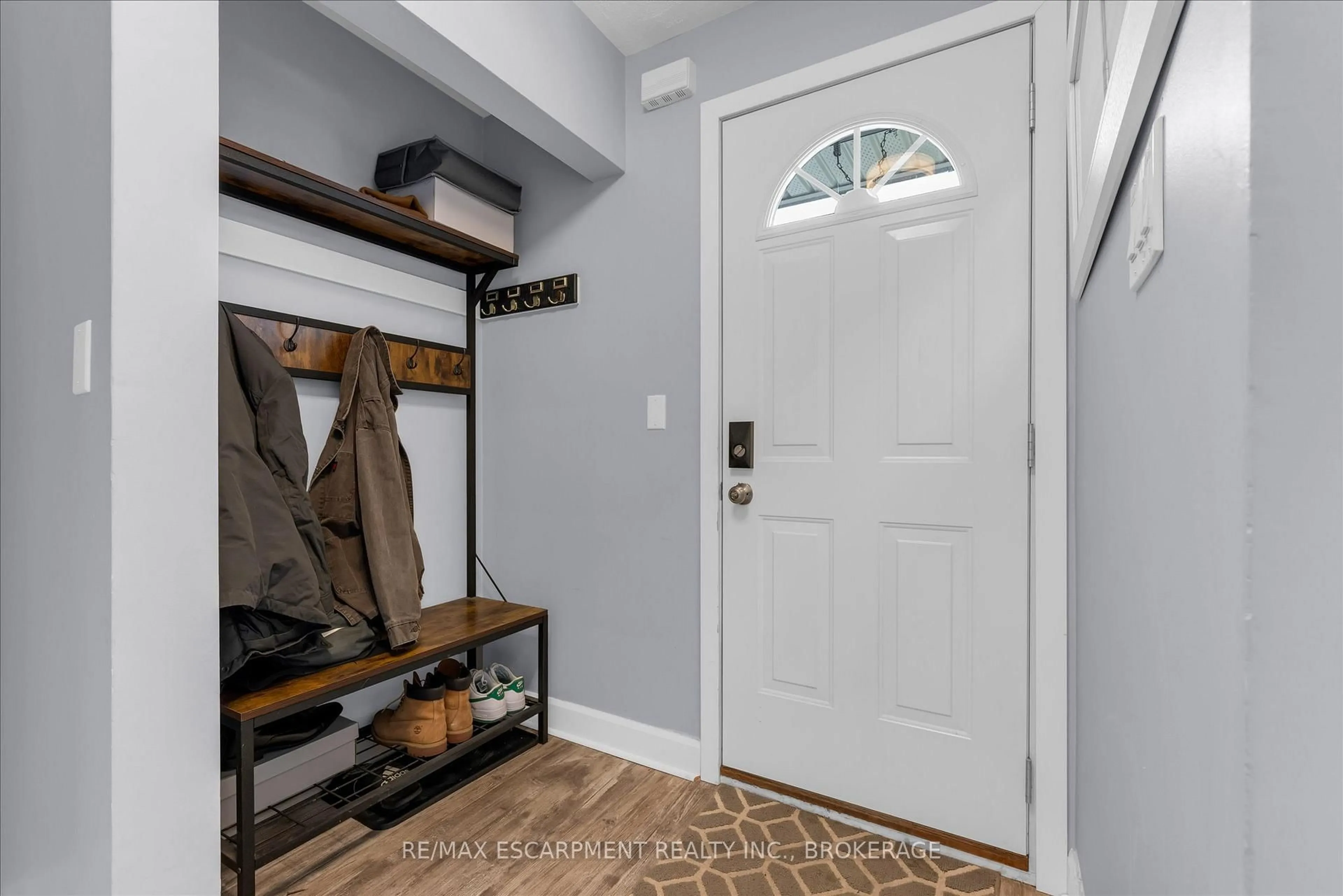 Indoor entryway for 5 Viking Crt #301, Grimsby Ontario L3M 3T8