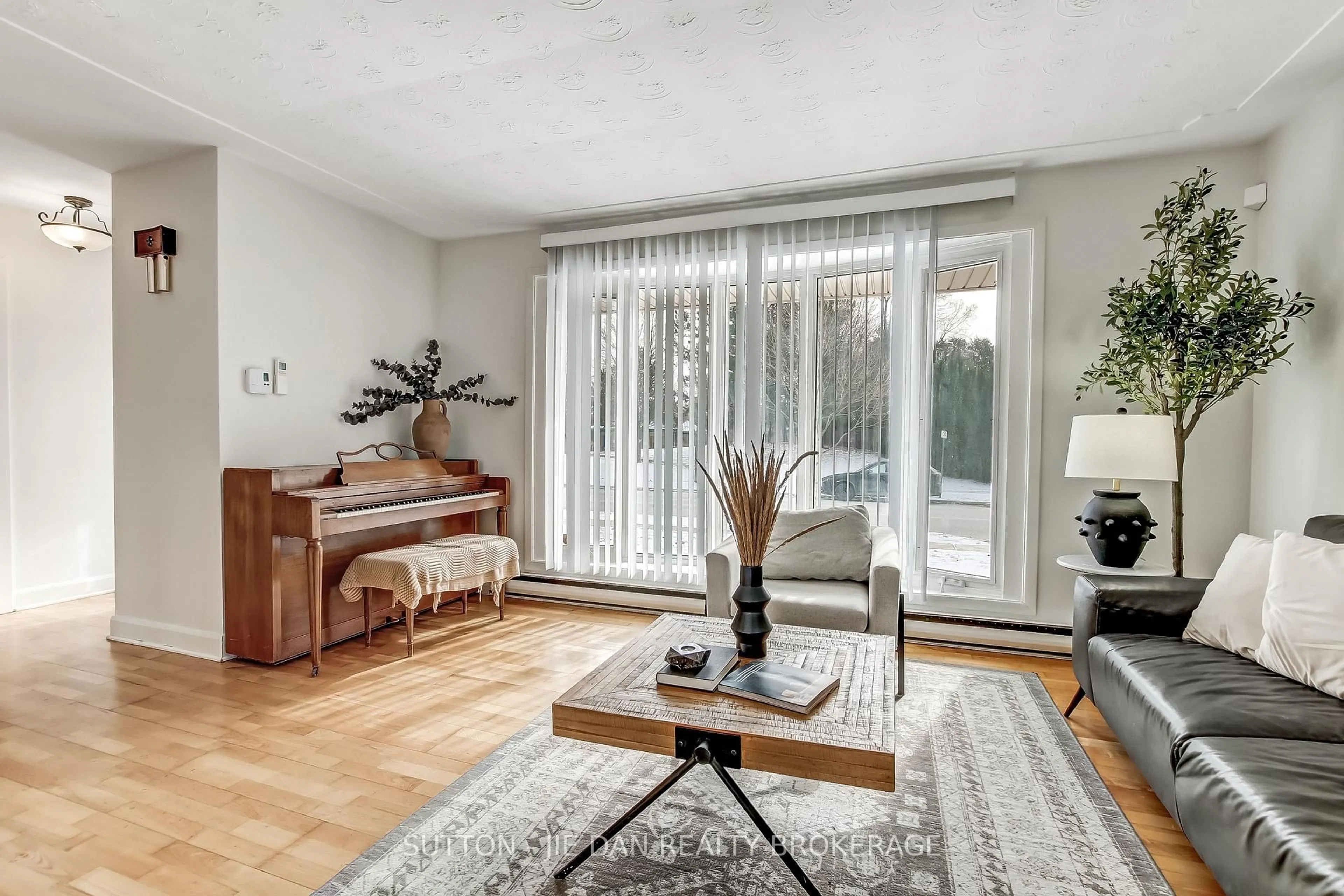 Living room with furniture, wood/laminate floor for 720 GRENFELL Dr, London North Ontario N5X 2C5