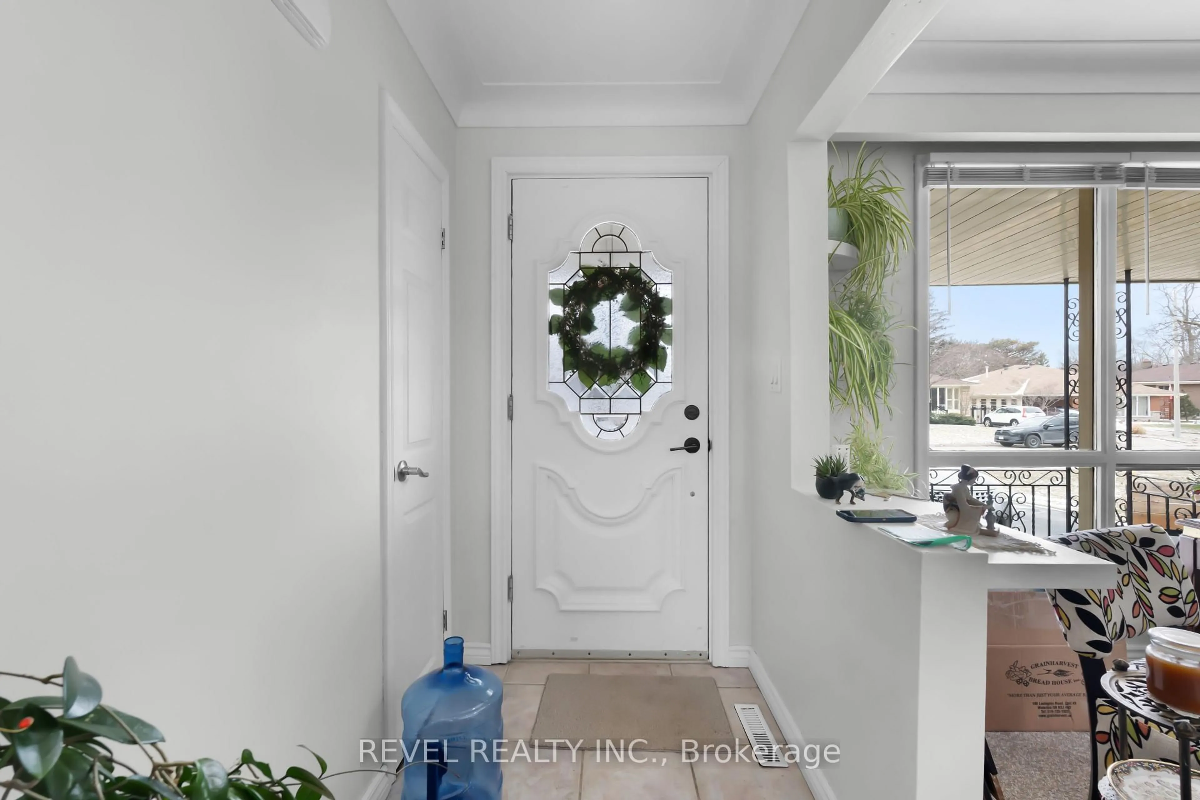 Indoor entryway for 26 Wiltshire Dr, Brantford Ontario N3R 5A9