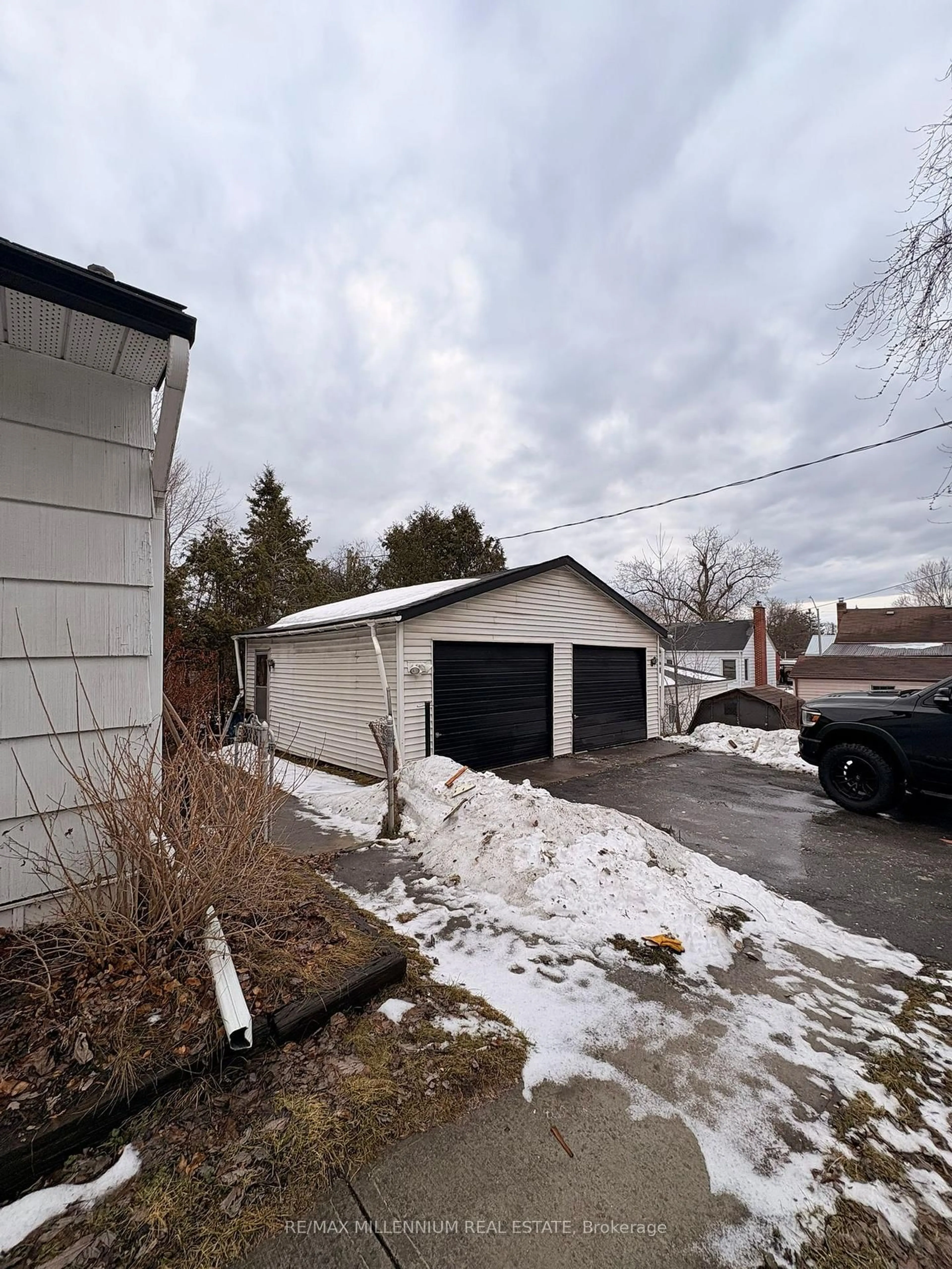 Unknown for 706 Fairbairn St, Peterborough Ontario K9H 6B5