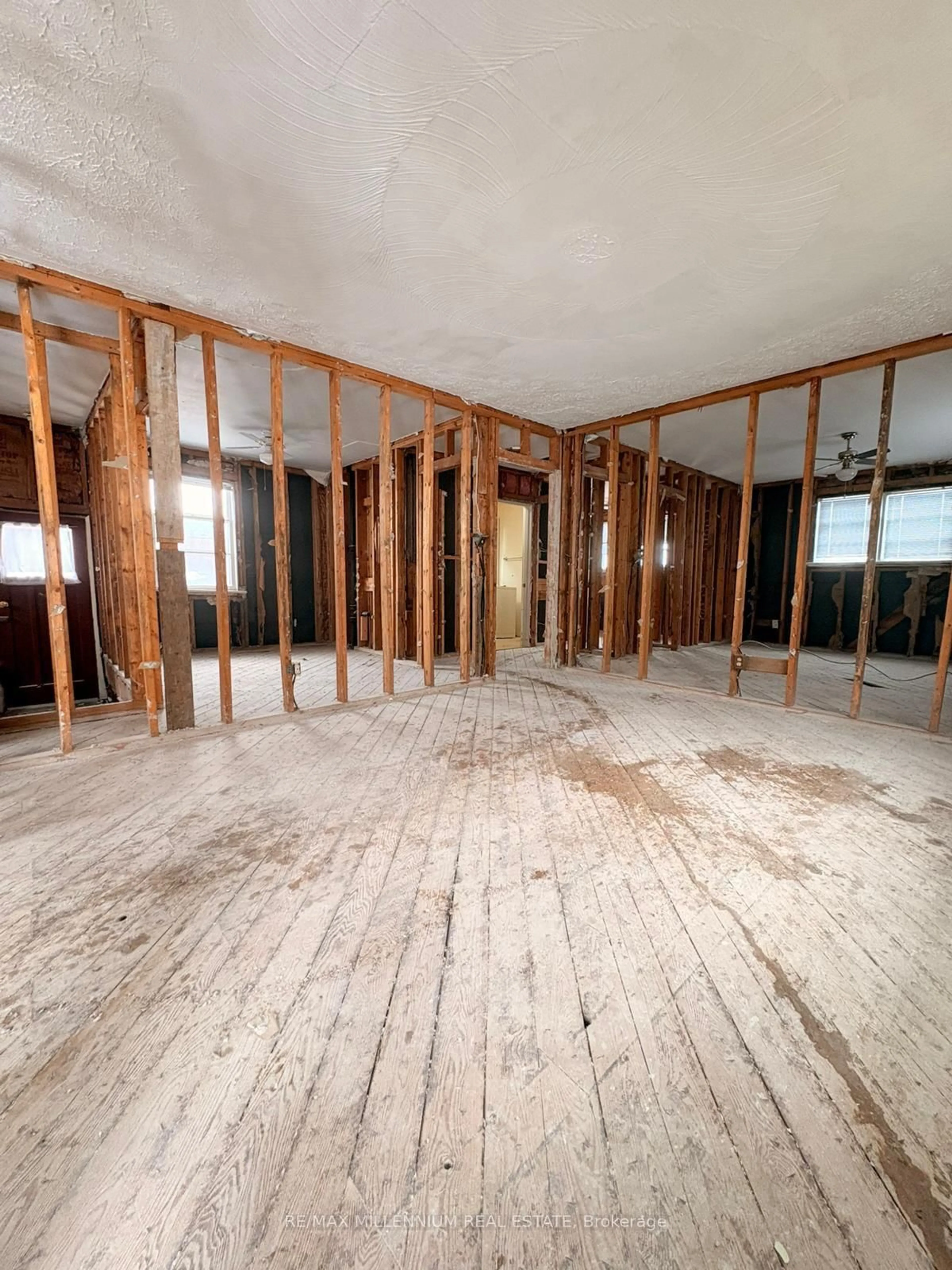 A pic of a room for 706 Fairbairn St, Peterborough Ontario K9H 6B5