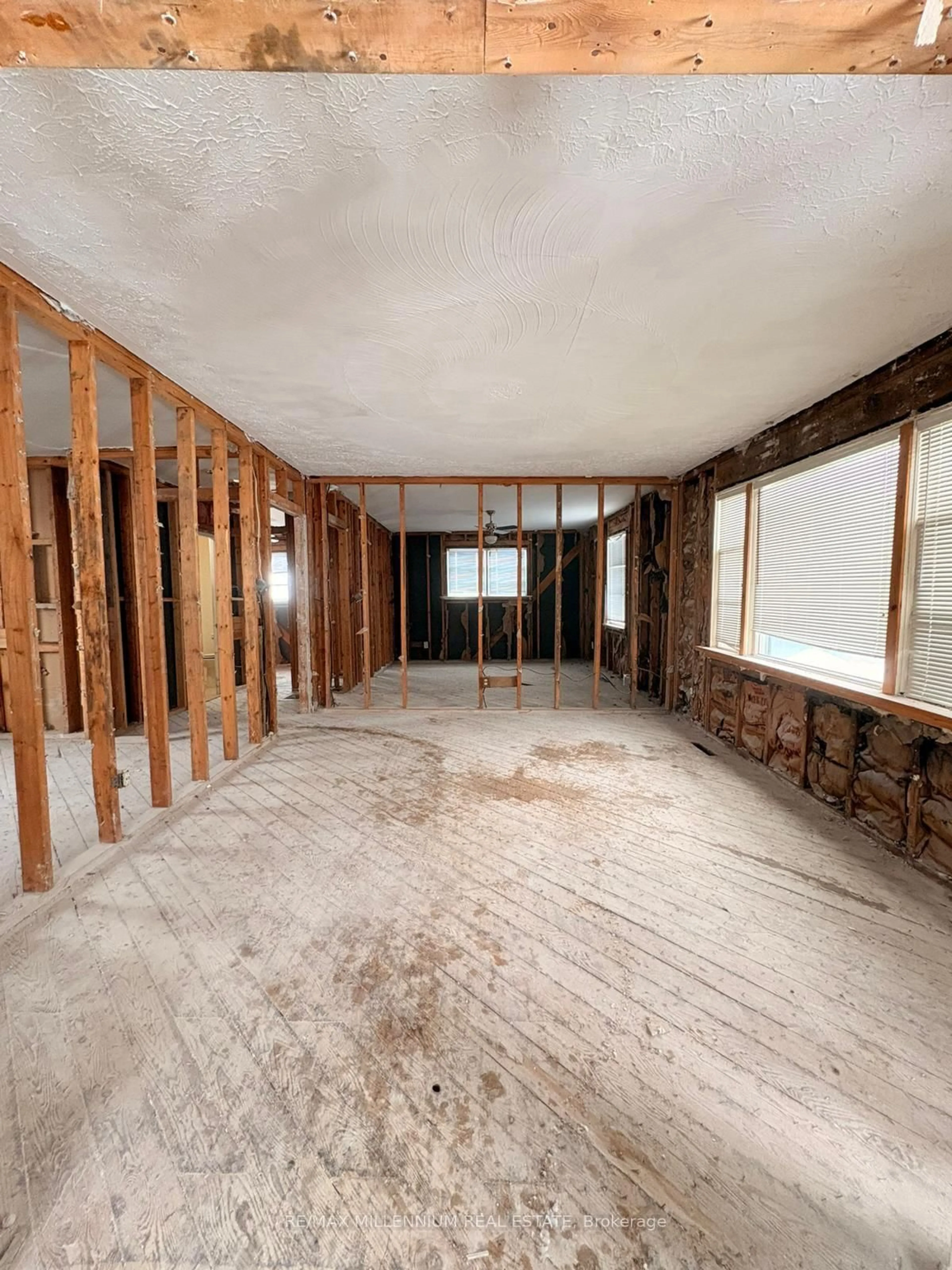 A pic of a room for 706 Fairbairn St, Peterborough Ontario K9H 6B5