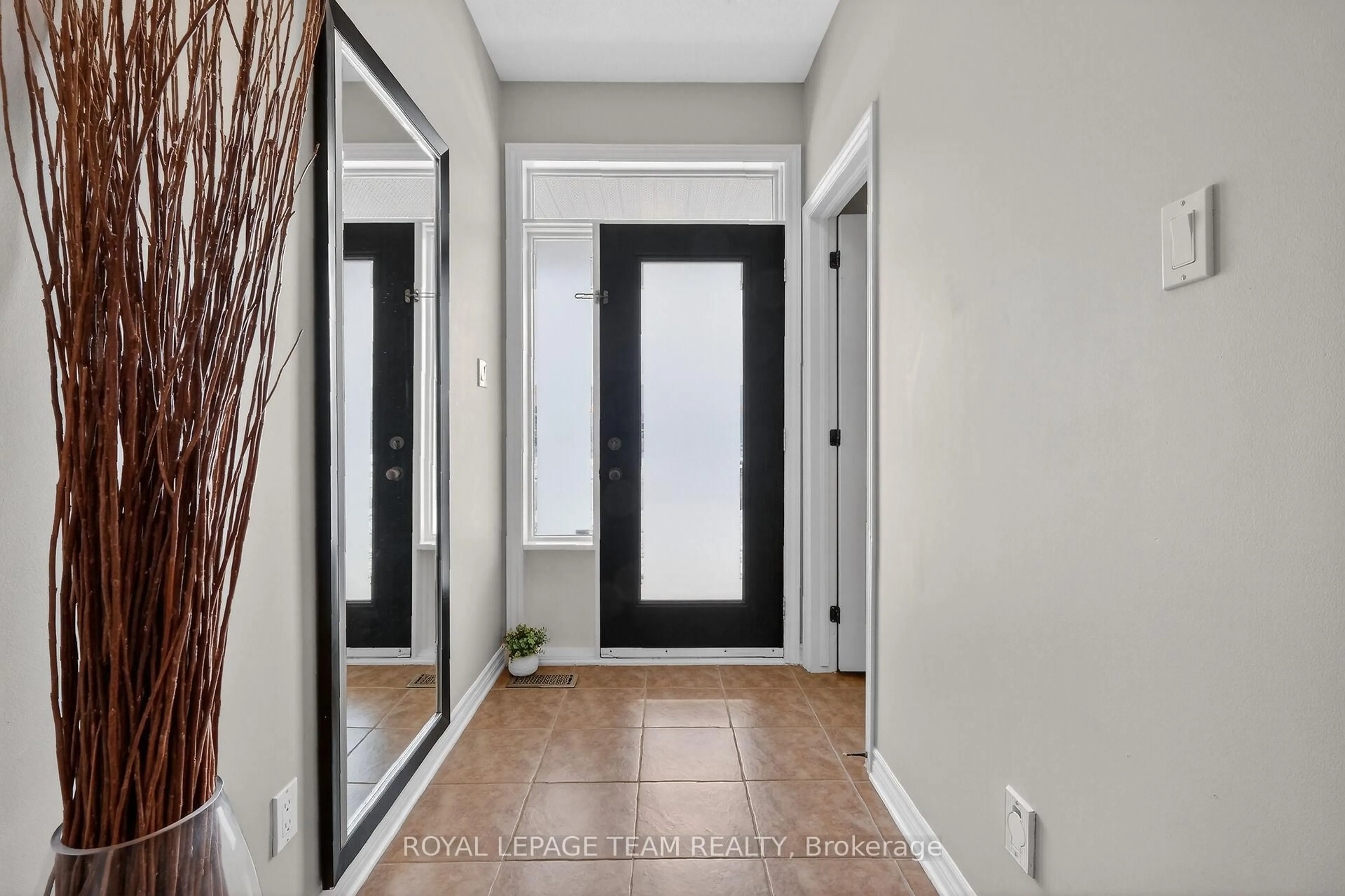 Indoor entryway for 100 Shepody Circ, Ottawa Ontario K1T 4H9