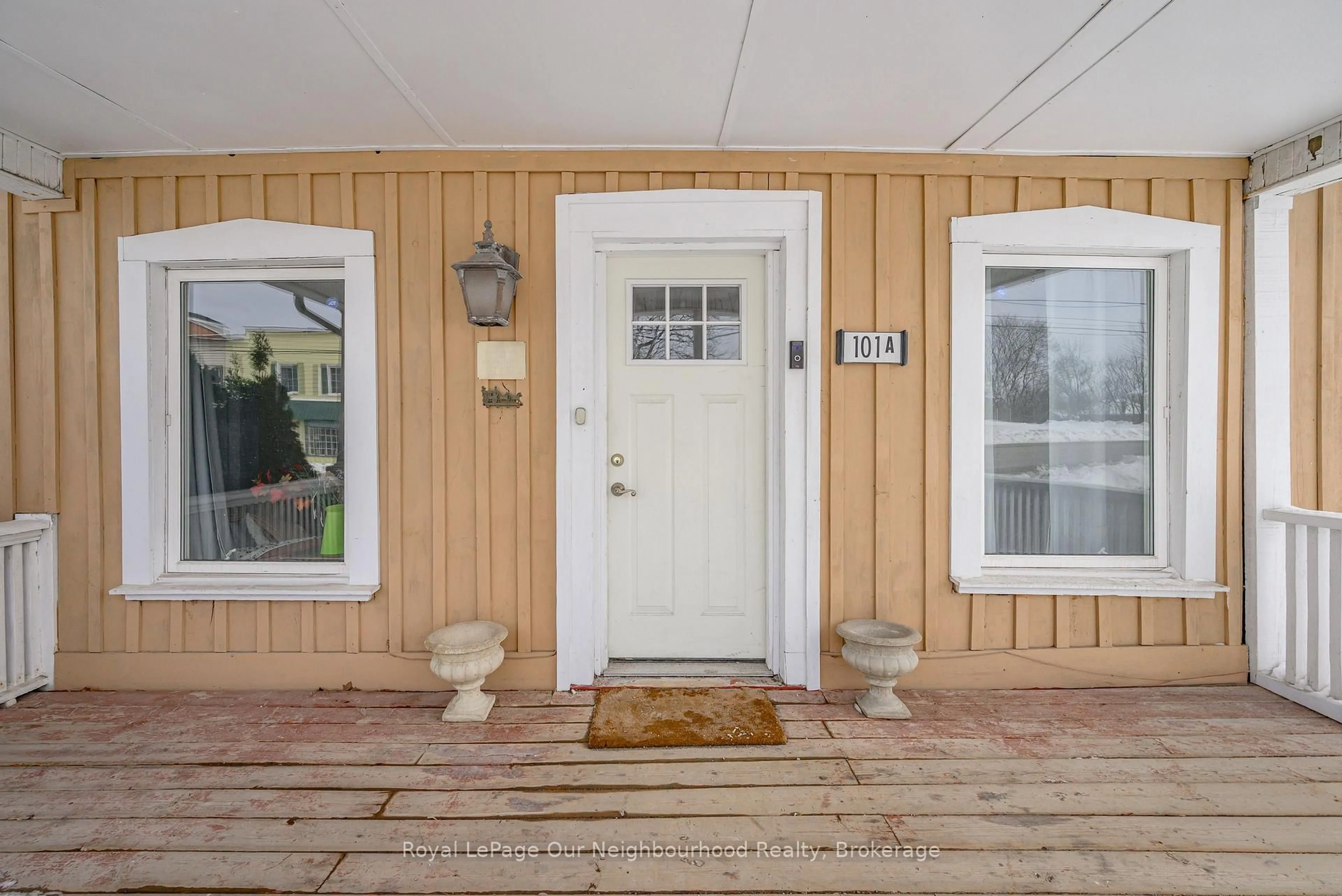 Indoor entryway for 101 Durham St, Madoc Ontario K0K 2K0