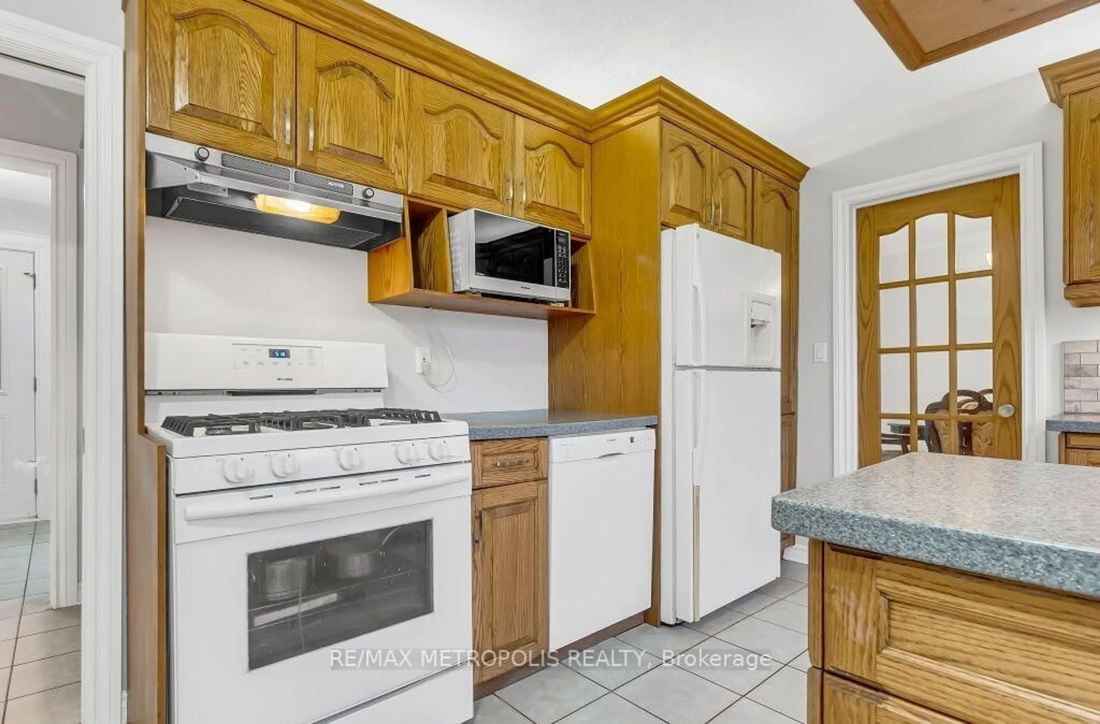 Standard kitchen, ceramic/tile floor for 100 Warren Rd, Kitchener Ontario N2M 4T4