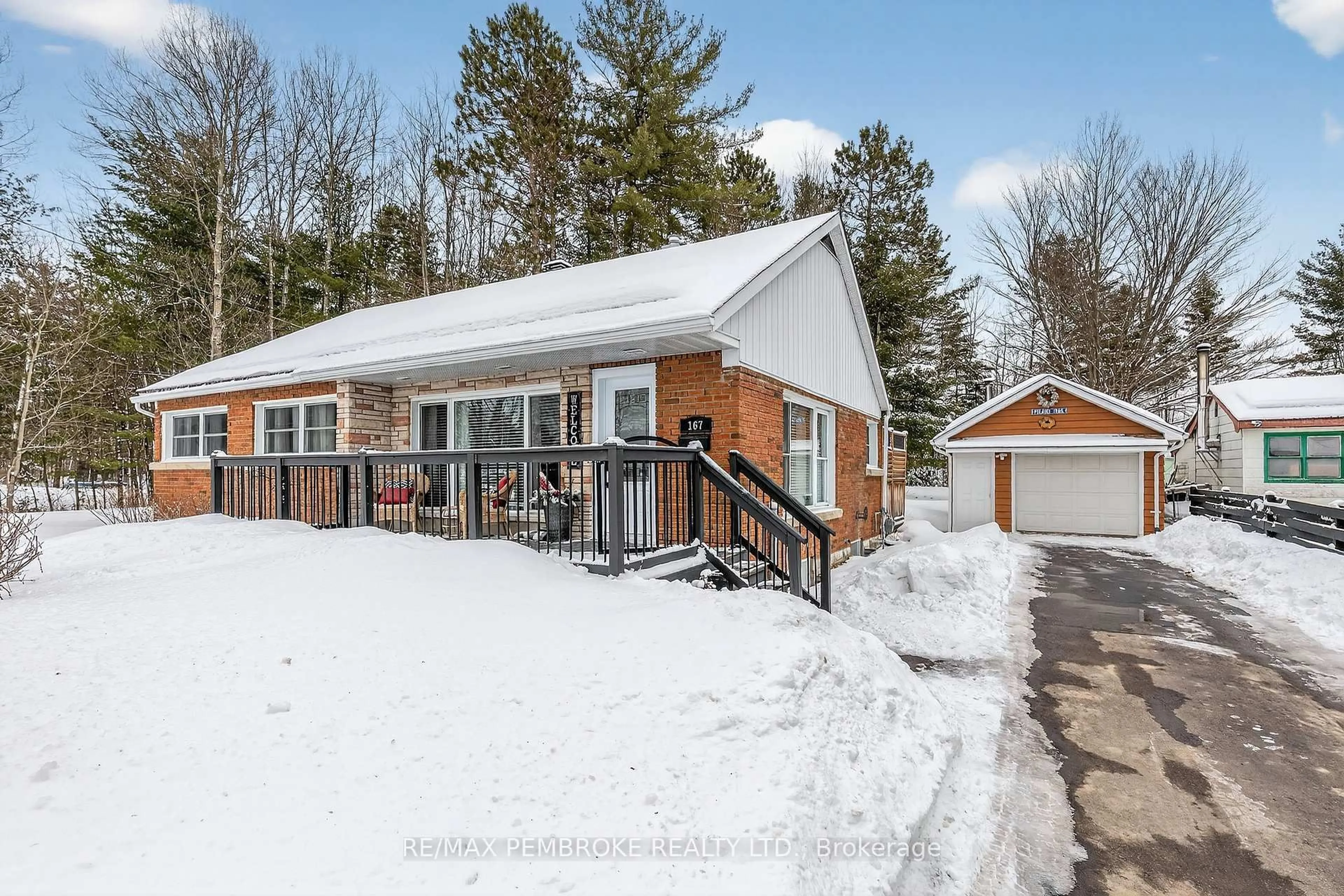 A pic from outside/outdoor area/front of a property/back of a property/a pic from drone, street for 167 Murphy Rd, Petawawa Ontario K8H 1W7