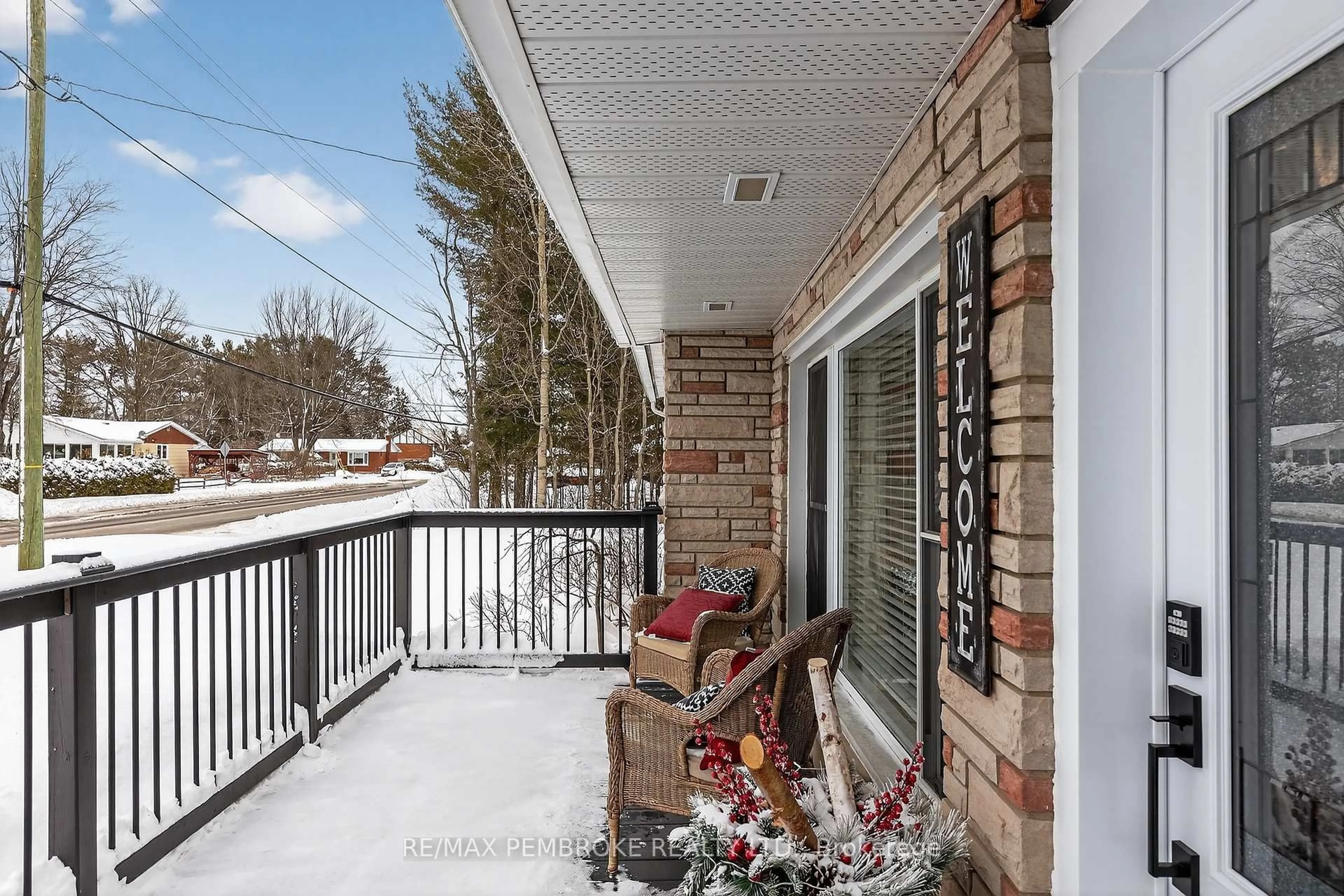 Patio, street for 167 Murphy Rd, Petawawa Ontario K8H 1W7