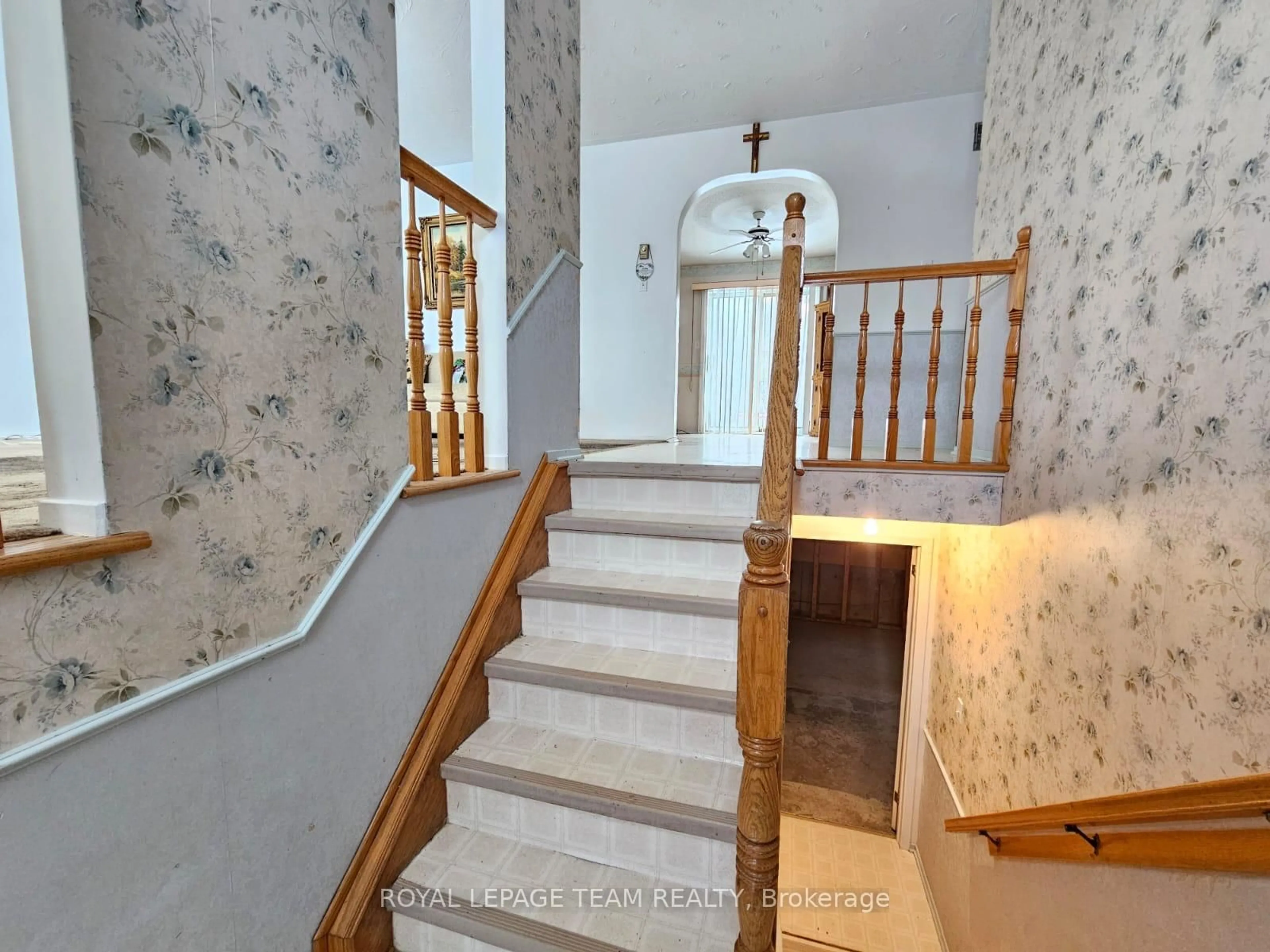 Indoor foyer for 1120 Saint-Jacques St, Clarence-Rockland Ontario K4K 1B4
