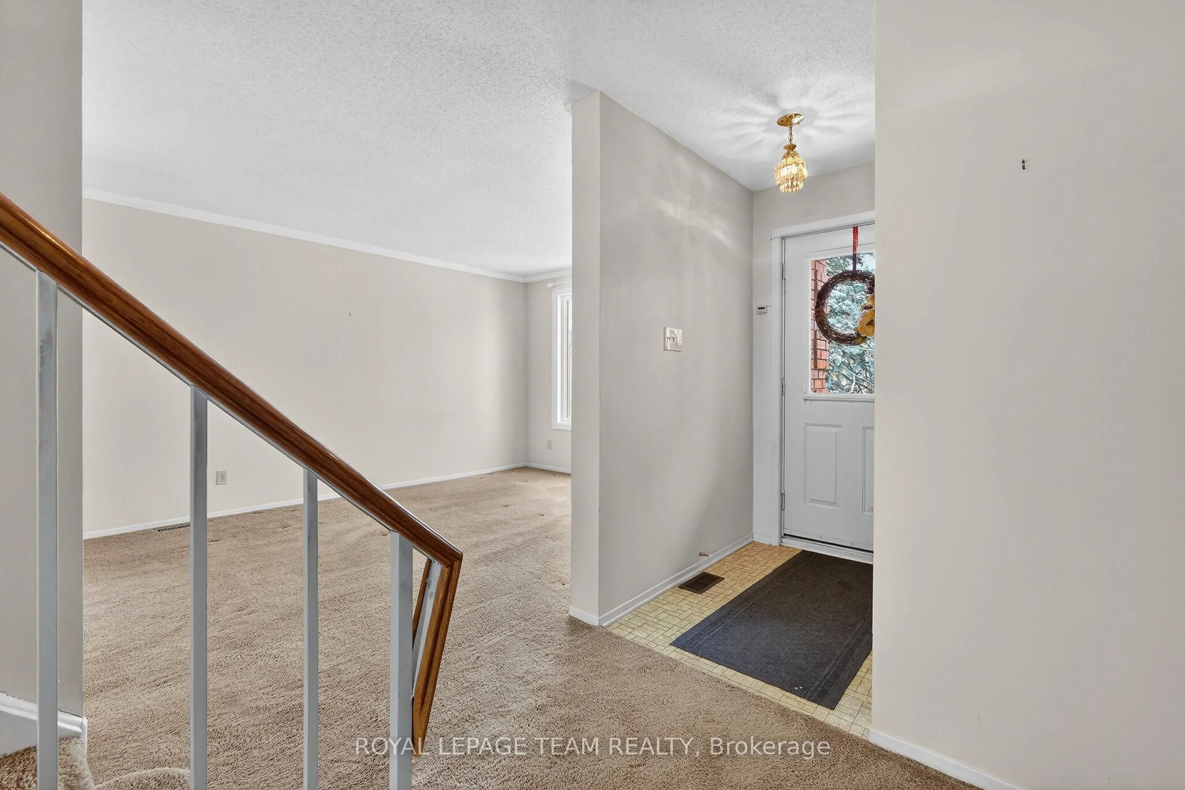 Indoor entryway for 97 Huntsman Cres, Ottawa Ontario K2M 1H8
