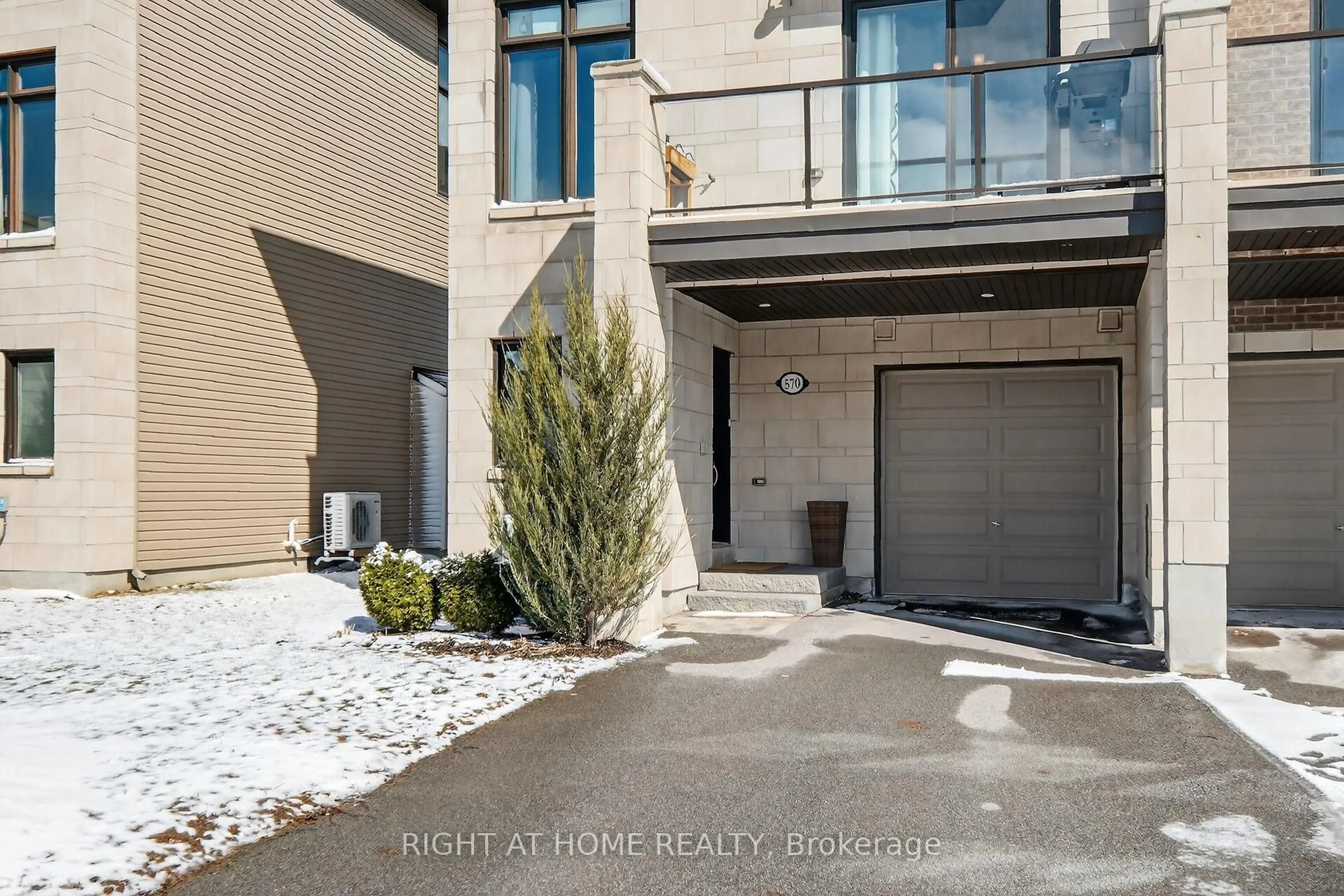 Indoor entryway for 570 Labrador Cres, Ottawa Ontario K1T 0R3