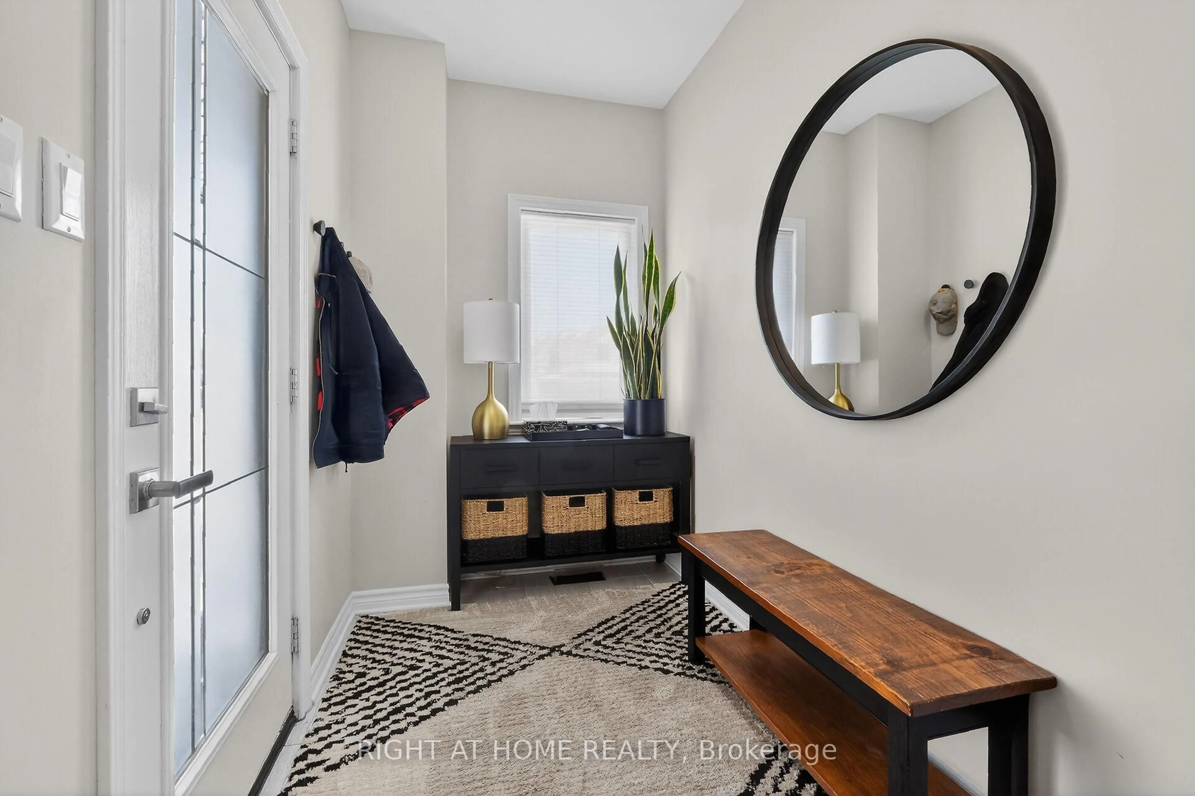 Indoor entryway for 570 Labrador Cres, Ottawa Ontario K1T 0R3