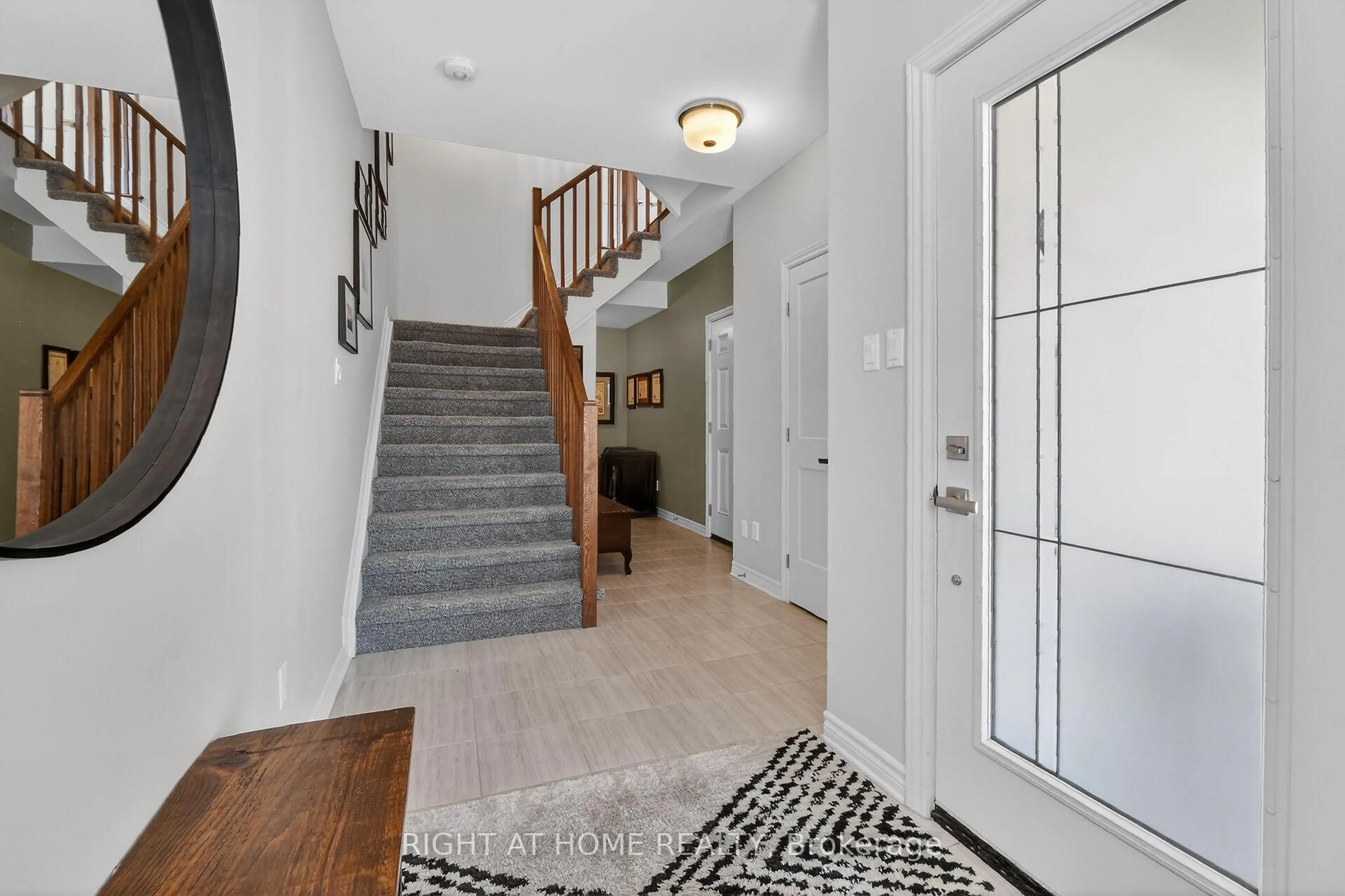 Indoor entryway for 570 Labrador Cres, Ottawa Ontario K1T 0R3