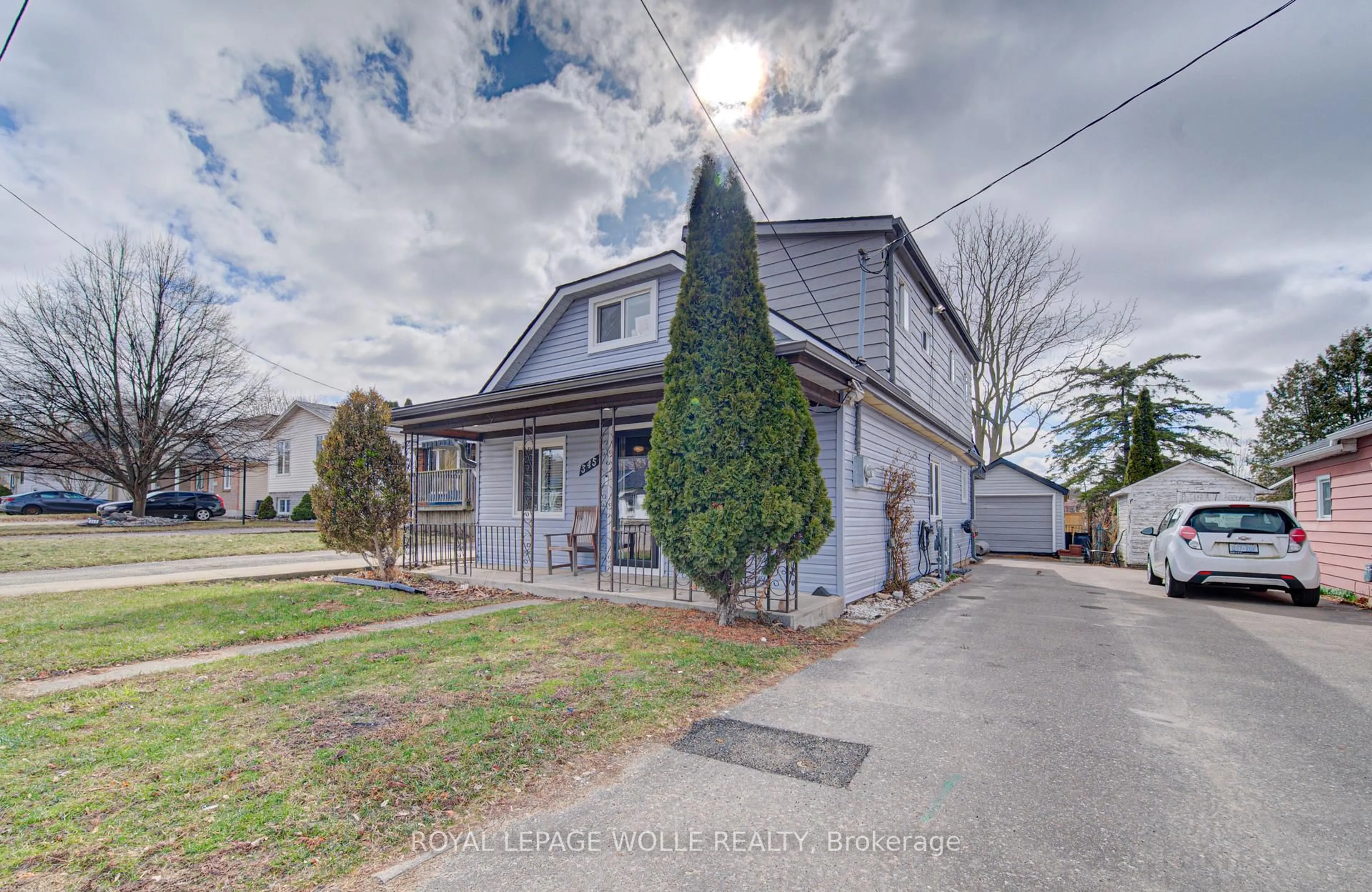 A pic from outside/outdoor area/front of a property/back of a property/a pic from drone, street for 345 Nelson St, Brantford Ontario N3S 4E3