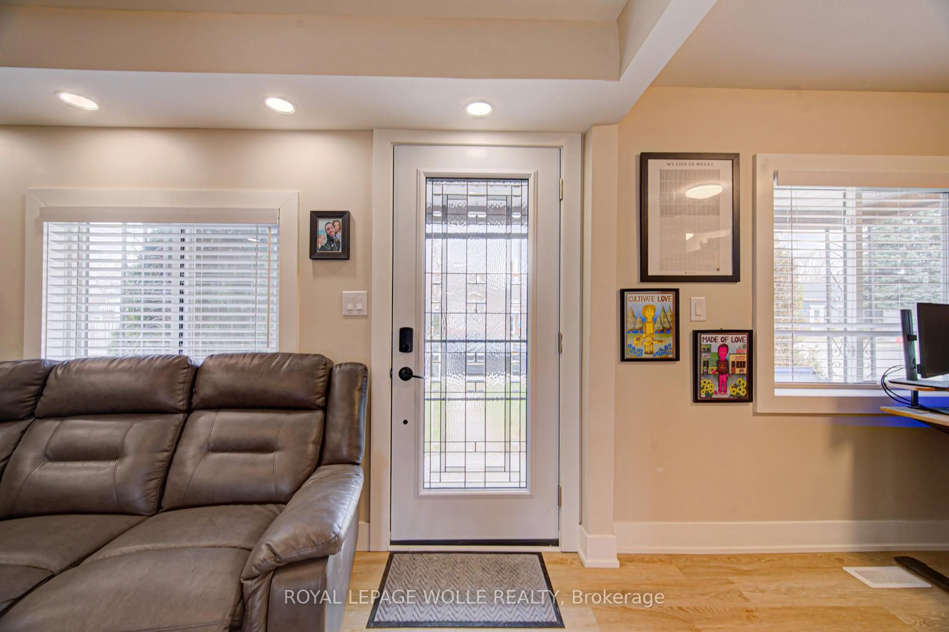Indoor entryway for 345 Nelson St, Brantford Ontario N3S 4E3