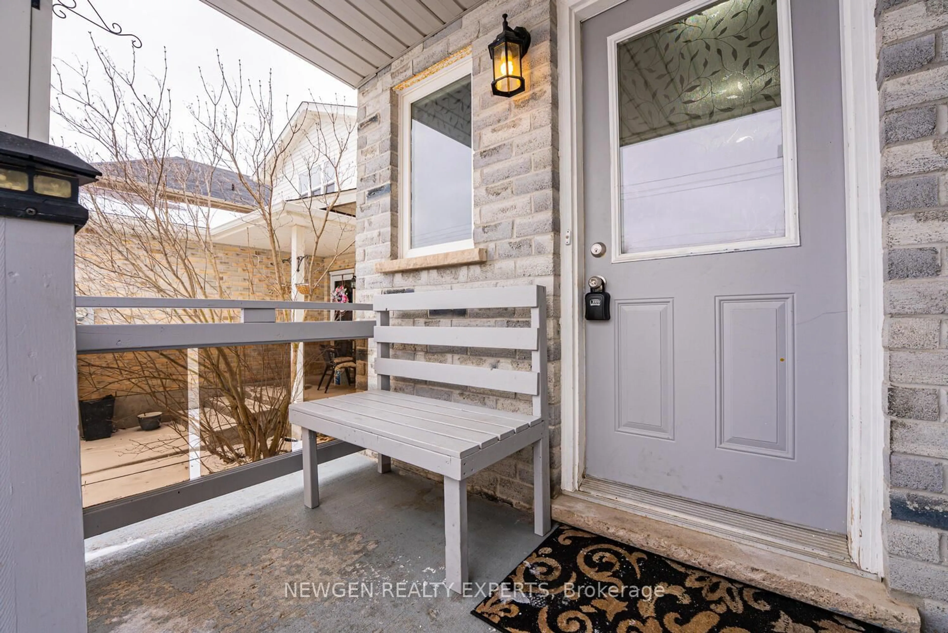 Indoor entryway for 1465 Old Zeller Dr, Kitchener Ontario N2A 4M8