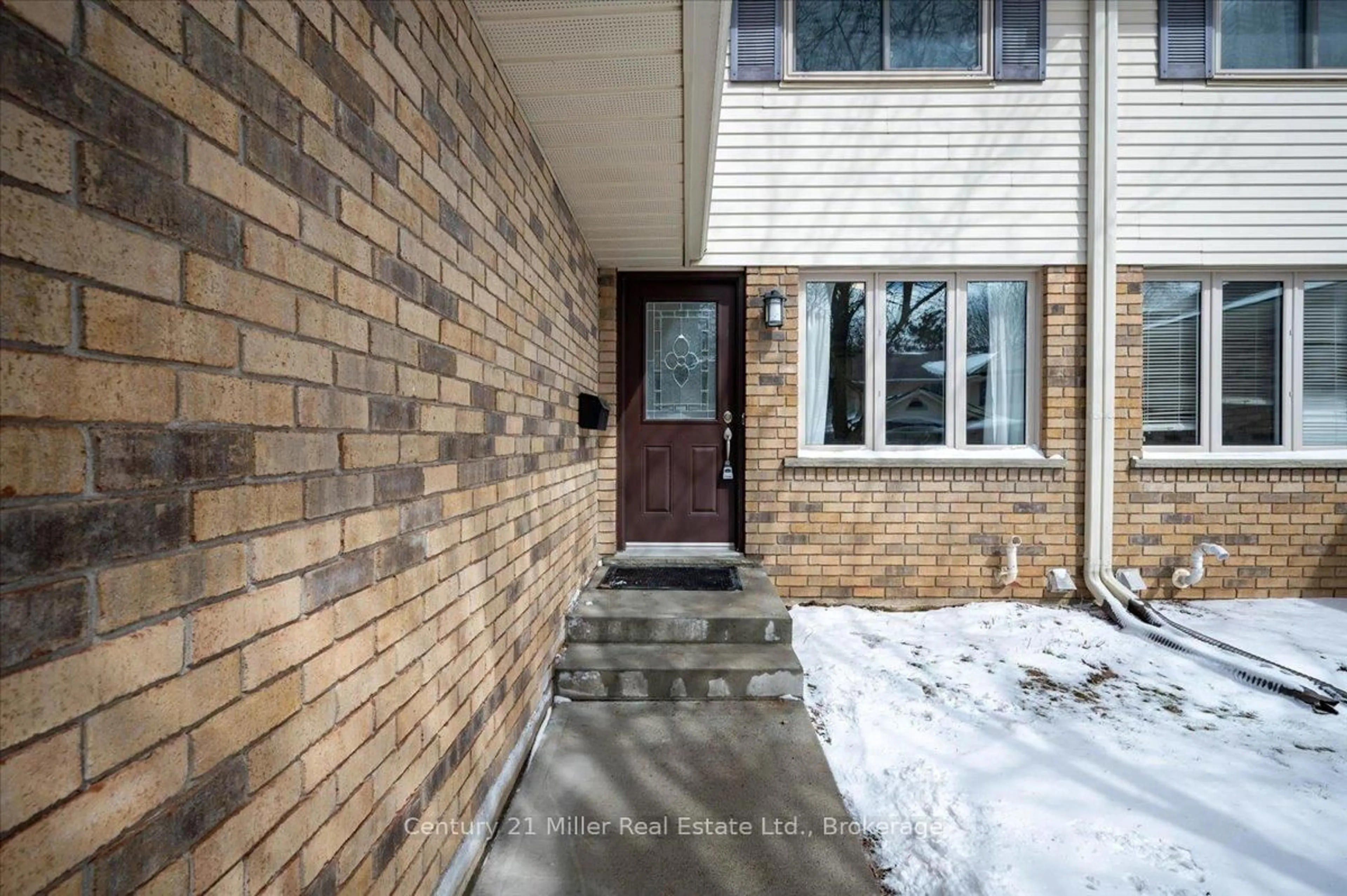 Indoor entryway for 375 Kingscourt Dr #42, Waterloo Ontario N2K 3N7