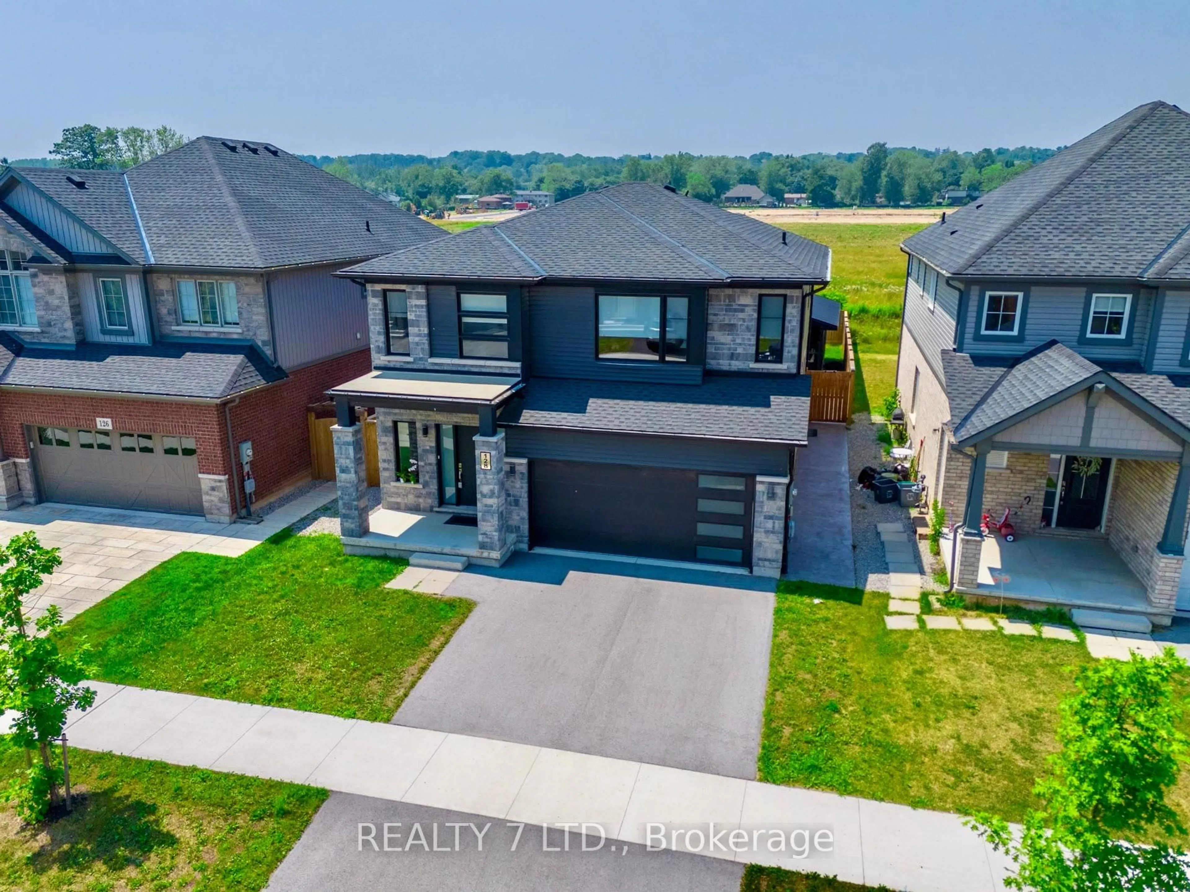 A pic from outside/outdoor area/front of a property/back of a property/a pic from drone, street for 128 Susan Dr, Pelham Ontario L0S 1E6