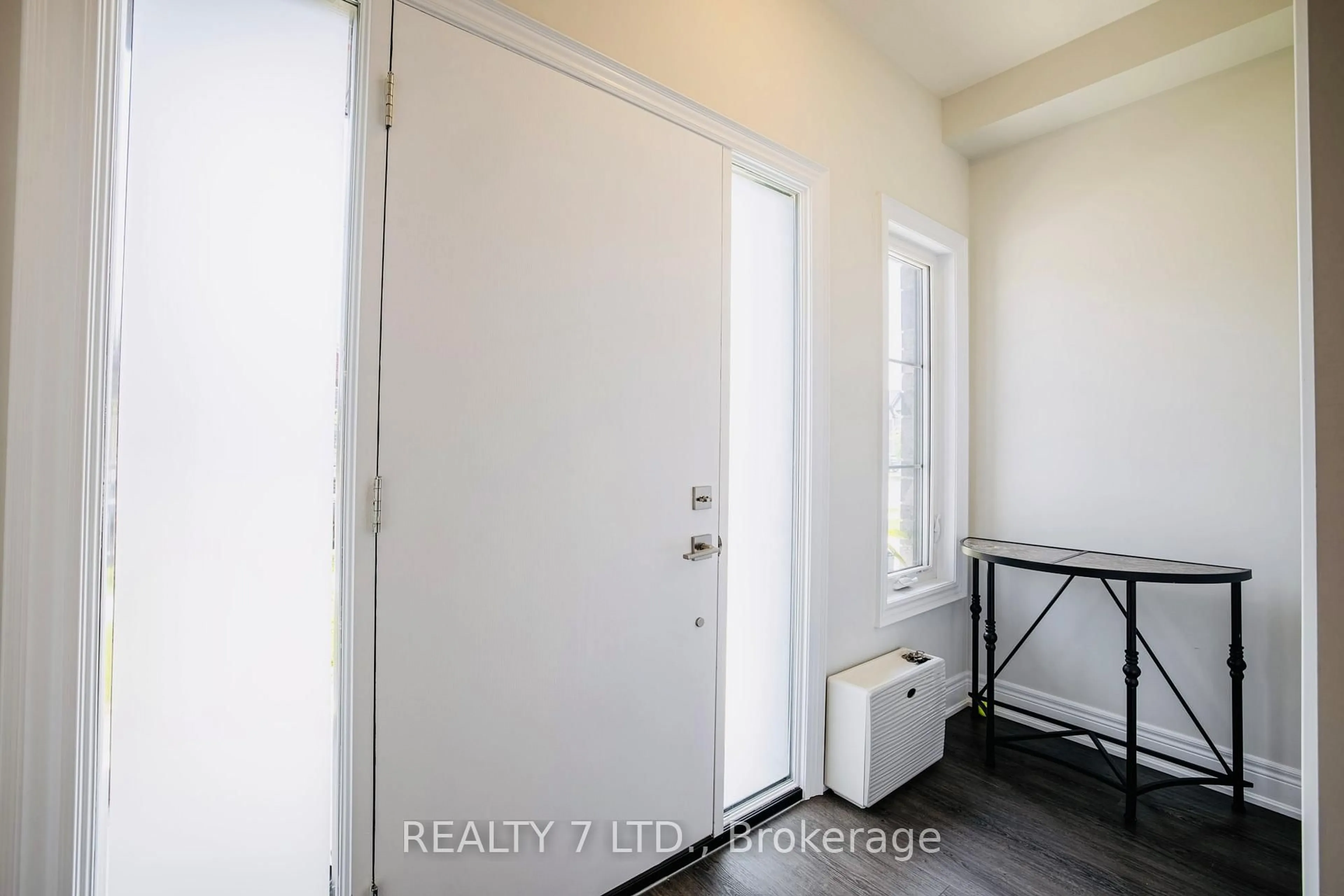 Indoor entryway for 128 Susan Dr, Pelham Ontario L0S 1E6