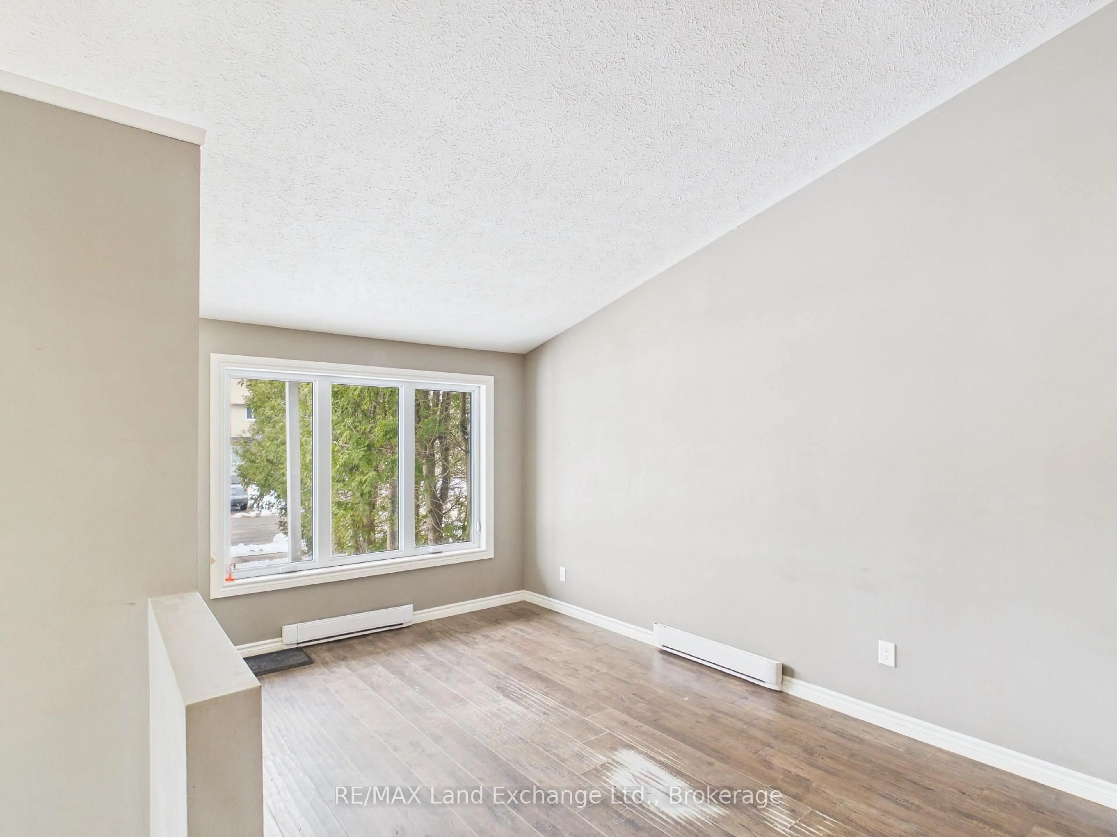 A pic of a room for 655 Hunter St, Kincardine Ontario N2Z 1S2