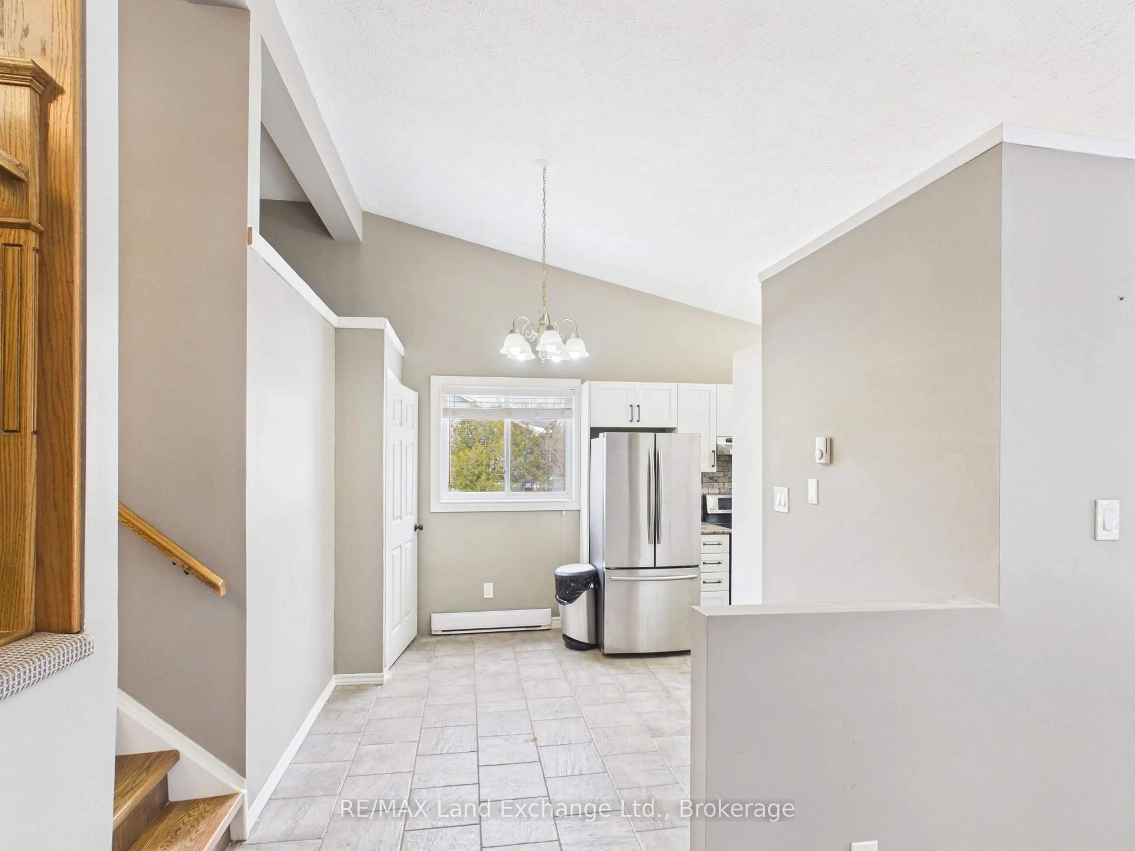Indoor entryway for 655 Hunter St, Kincardine Ontario N2Z 1S2