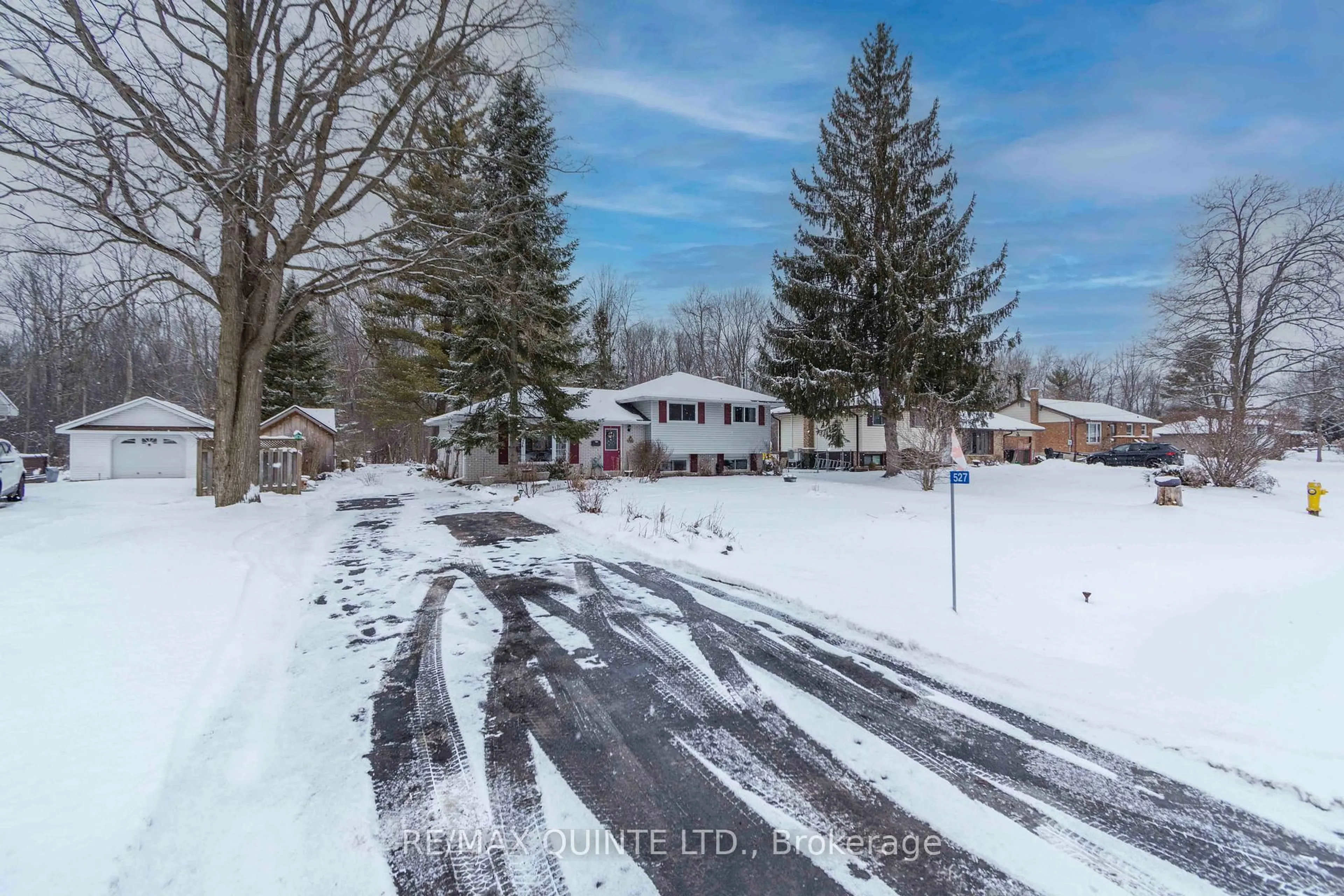 A pic from outside/outdoor area/front of a property/back of a property/a pic from drone, street for 527 Montrose Rd, Quinte West Ontario K8R 1B2